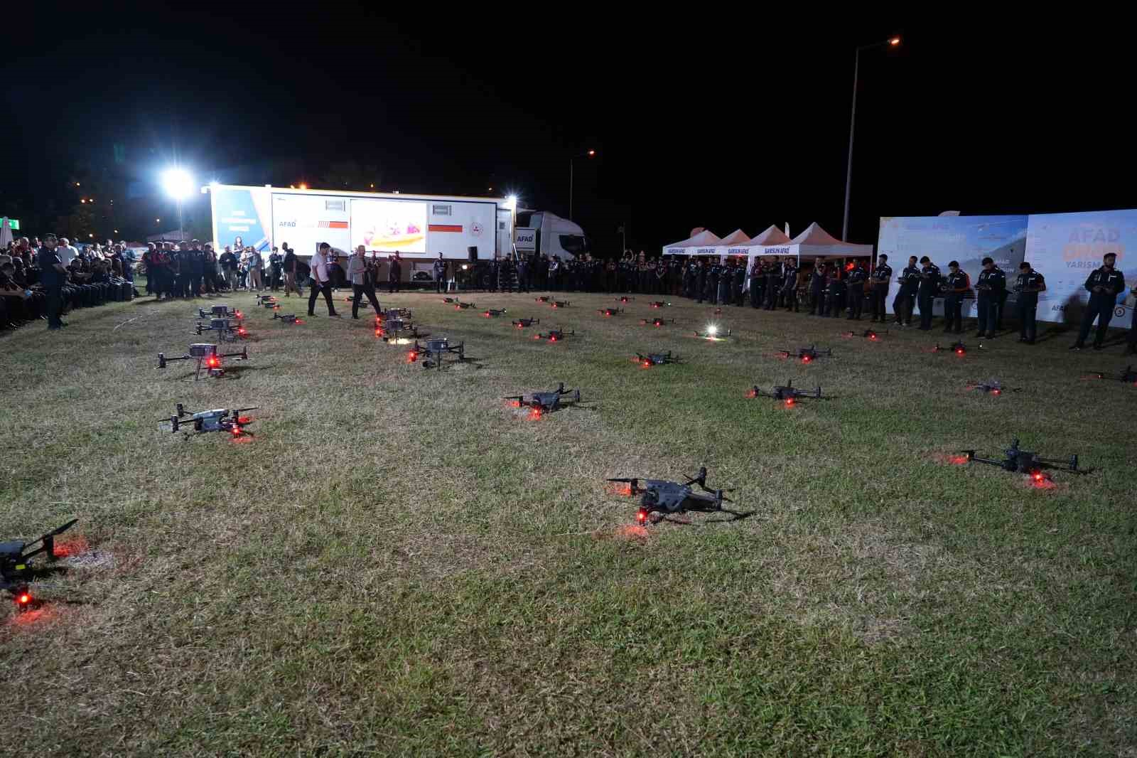 SAMSUN’DA DÜZENLENEN AFAD’IN İHA DESTEKLİ ARAMA-KURTARMA YARIŞMASI ÜÇÜNCÜ GÜNÜ, YAKLAŞIK 50 DRONUN KATILDIĞI HAVA GÖSTERİSİYLE TAMAMLANDI. YARIŞMANIN GENEL PROGRAMI İSE EĞİTİM PROGRAMI VE ÖDÜL TÖRENİYLE SONA ERECEK.