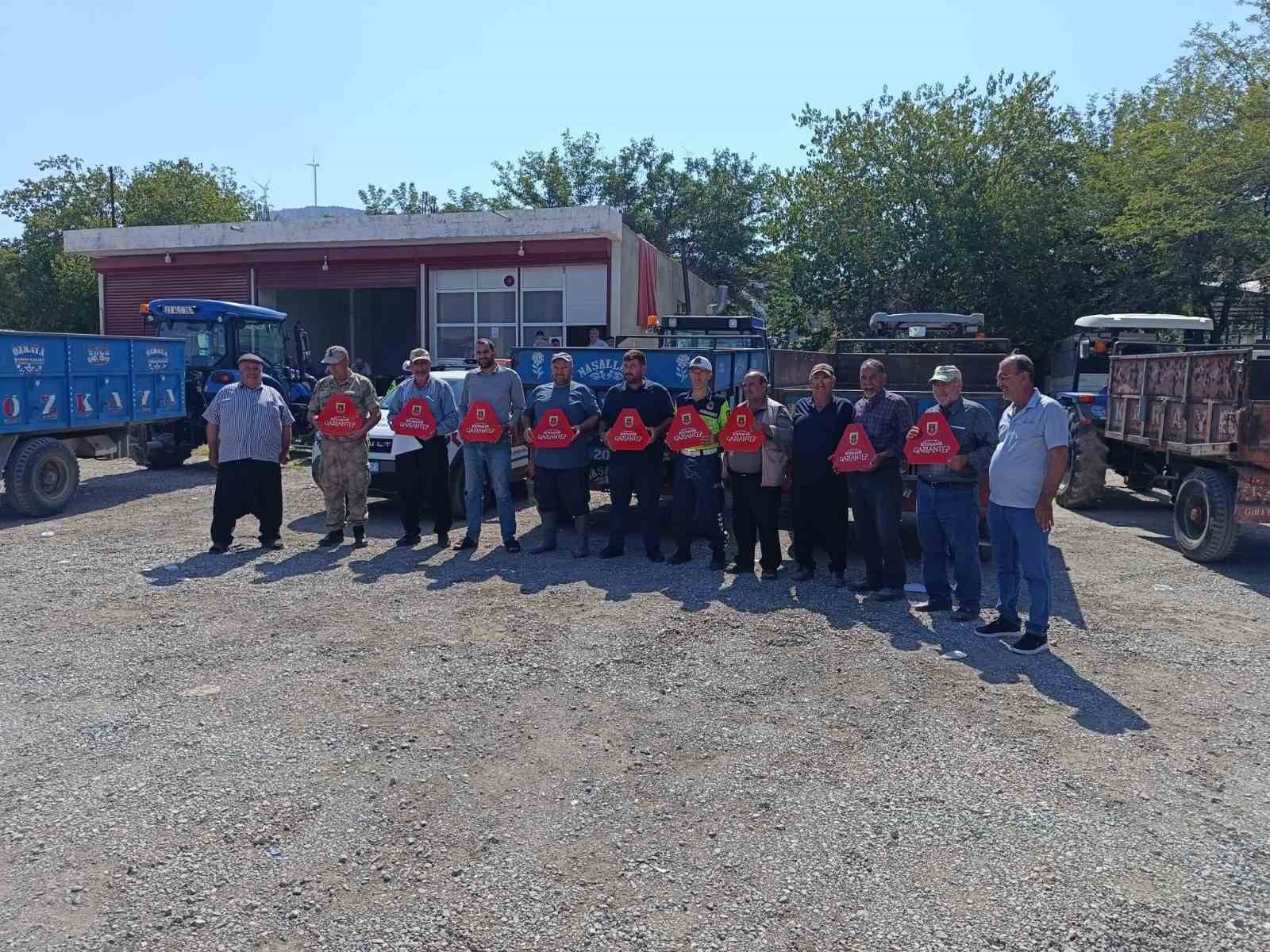 GAZİANTEP'TE JANDARMA EKİPLERİNCE TARIM İŞÇİLERİNİ TAŞIYAN ARAÇLAR VE TRAKTÖR SÜRÜCÜLERİNE GÜVENLİ TRAFİK EĞİTİMİ VERİLEREK 600 ADET REFLEKTÖR DAĞITIMI YAPILDI.
