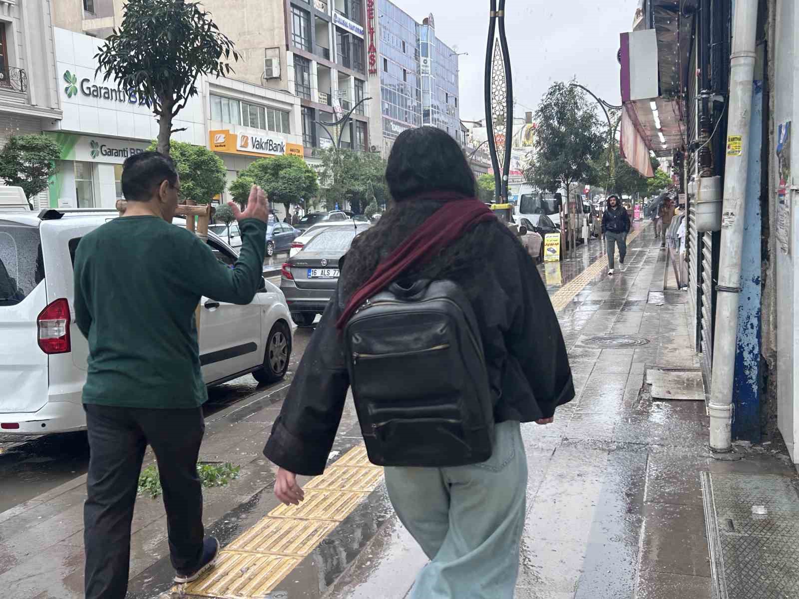 VAN’DA ANİDEN BASTIRAN SAĞANAK YAĞIŞ, KENTTE KISA SÜRELİĞİNE HAYATI OLUMSUZ ETKİLEDİ.