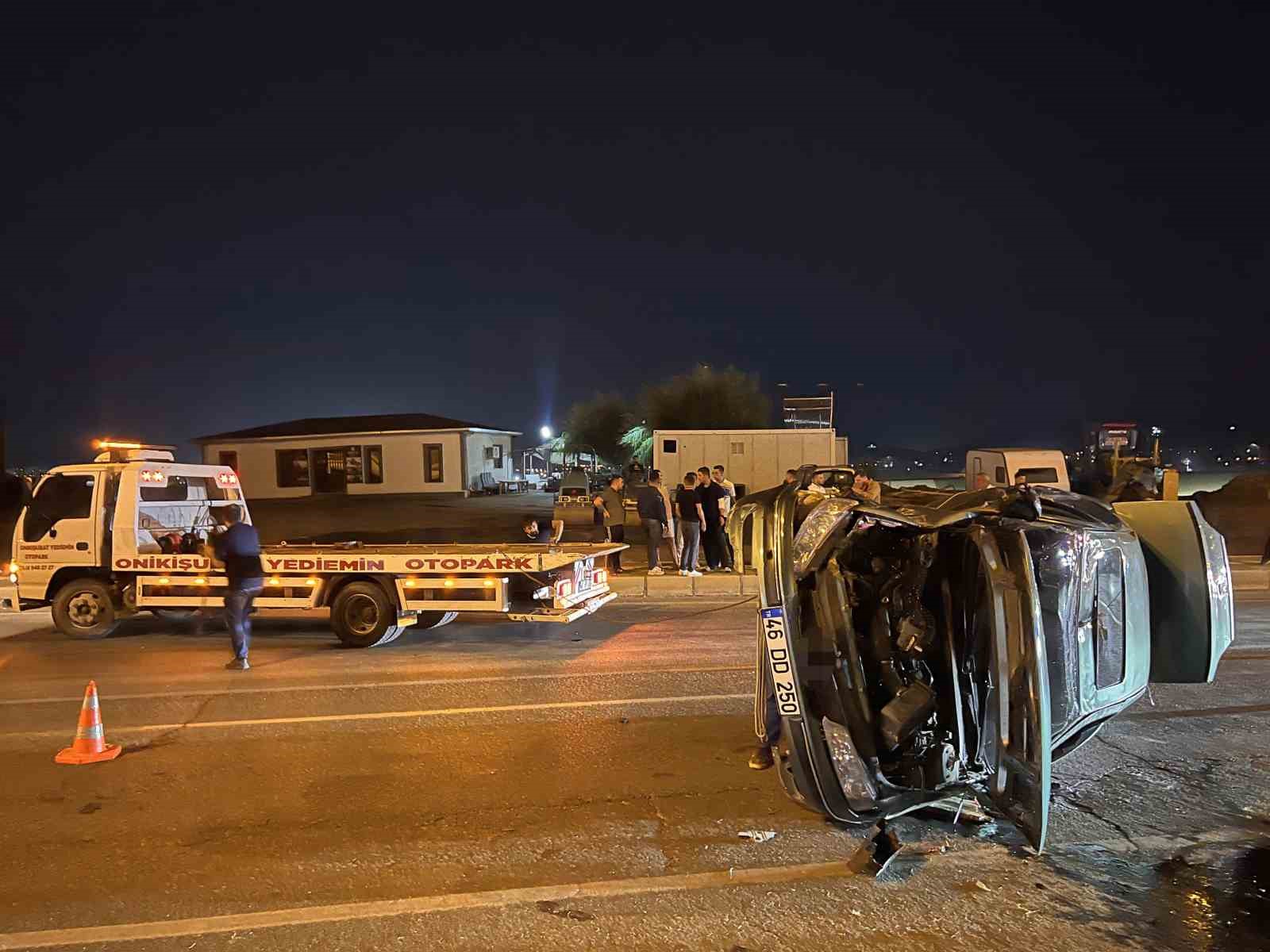 KAHRAMANMARAŞ'TA OTOMOBİLİN TAKLA ATMASI SONUCU MEYDANA GELEN TRAFİK KAZASINDA 3 KİŞİ YARALANDI