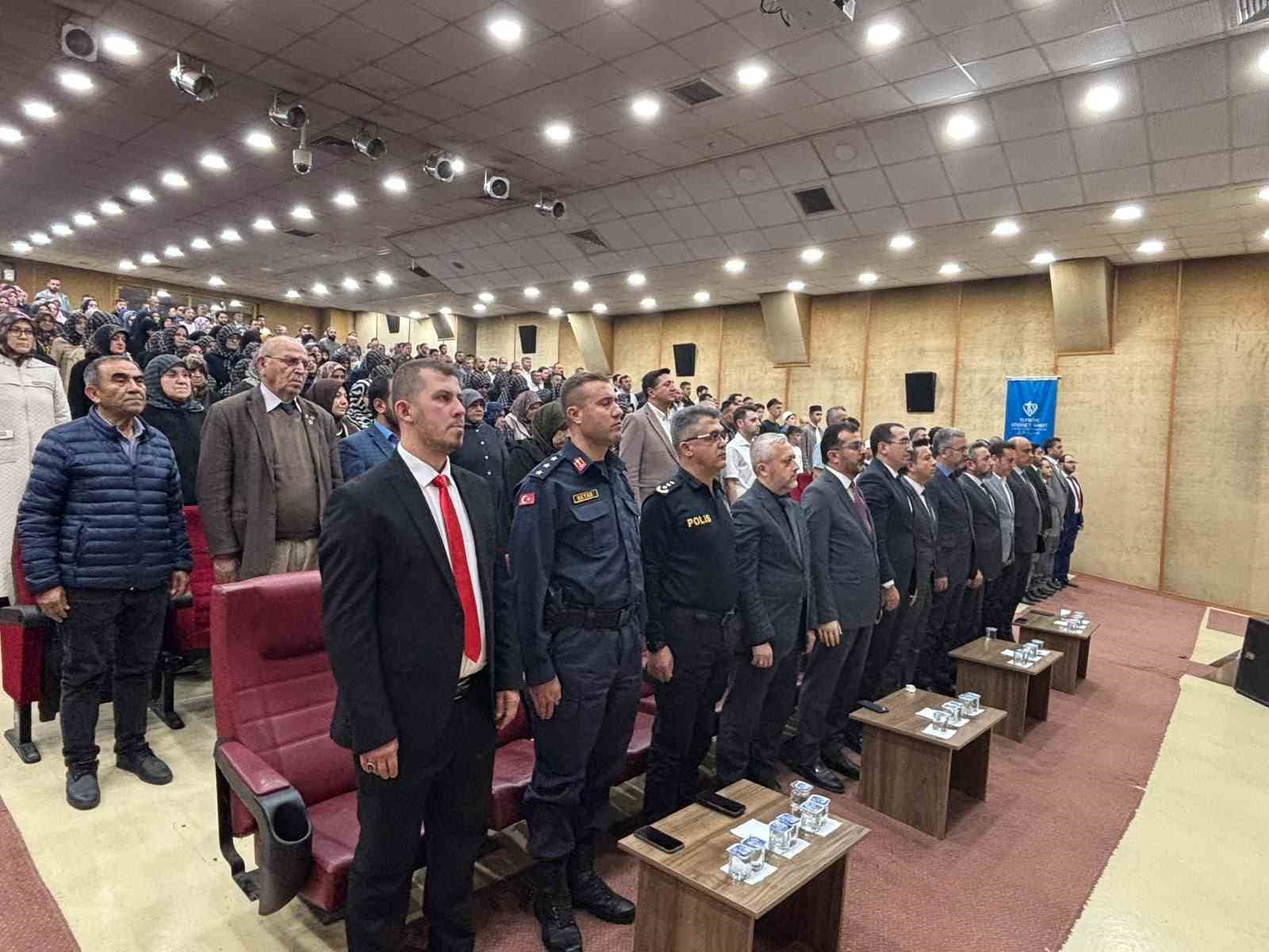 KÜTAHYA TAVŞANLI İLÇE MÜFTÜLÜĞÜ TARAFINDAN "CAMİLER VE DİN GÖREVLİLERİ HAFTASI" MÜNASEBETİYLE BELEDİYE KÜLTÜR SARAYI'NDA "CAMİ VE SOSYAL HAYAT" KONULU KONFERANS DÜZENLENDİ.