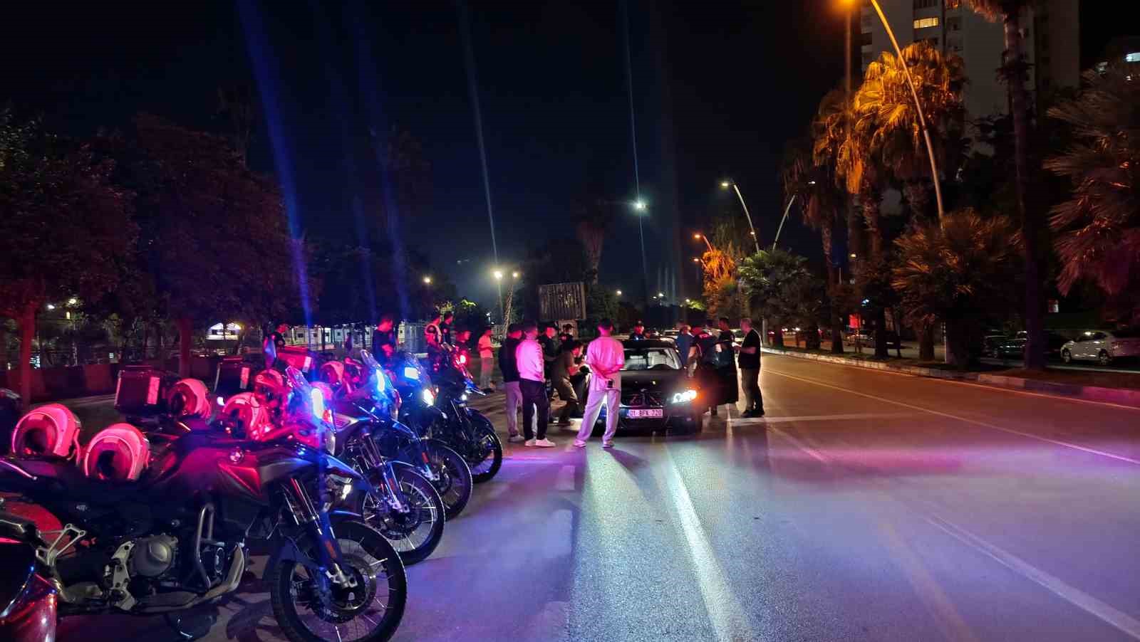 ADANA’DA POLİS EKİPLERİNCE GERÇEKLEŞTİRİLEN HUZUR VE GÜVEN UYGULAMASINDA ÇEŞİTLİ SUÇLARDAN ARANAN 66 ŞAHIS YAKALANIRKEN, 2 BİN 241 ECSTASY HAP ELE GEÇİRİLDİ. TRAFİK DENETİMLERİNDE İSE 45 ARACA TOPLAM 1 MİLYON 245 BİN 144 TL PARA CEZASI UYGULANDI.