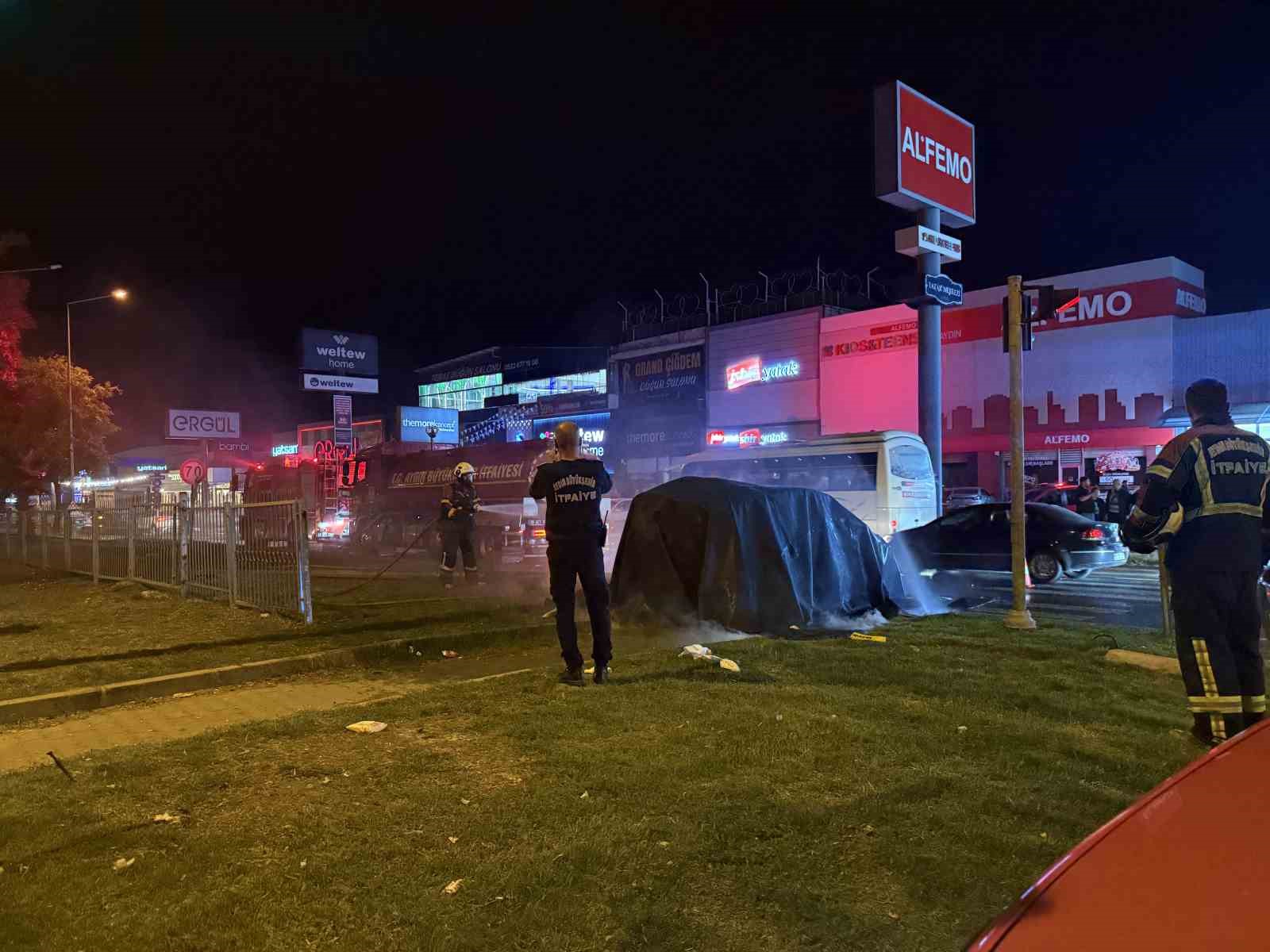 AYDIN’IN EFELER İLÇESİNDE TIRLA ÇARPIŞTIKTAN SONRA ALEV TOPUNA DÖNEN TESLA MARKA ELEKTRİKLİ OTOMOBİLİN YANGININA İTFAİYE EKİPLERİ, 3 BİN DERECEYE KADAR DAYANIKLI ÖZEL YANGIN BATTANİYESİYLE MÜDAHALE ETTİ, YAKLAŞIK 3 SAAT SÜREN ÇALIŞMALARIN ARDINDAN SÖNDÜRÜLEN OTOMOBİL İSE KÜLE DÖNDÜ.