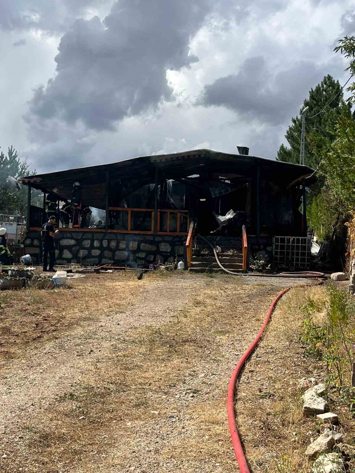 SİVAS'TA MÜSTAKİL BİR EVDE ÇIKAN YANGINDA TAMAMEN YANAN EV KULLANILAMAZ HALE GELDİ.