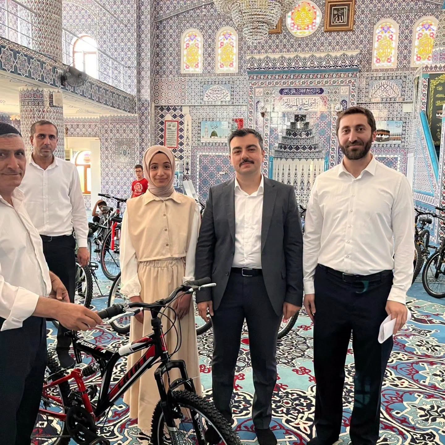 200'Ü AŞKIN ÖĞRENCİNİN KATILDIĞI BİLGİ YARIŞMASINDA VE FUTBOL TURNUVASINDA DERECEYE GİREN BAŞARILI ÖĞRENCİLER, ÖDÜLLERİNİ DİCLE KAYMAKAMI MUSTAFA ATIŞ, DİCLE İLÇE MÜFTÜ VEKİLİ ABDURRAHMAN ALAS VE DİN GÖREVLİSİ HOCALARIN ELİNDEN ALDI.