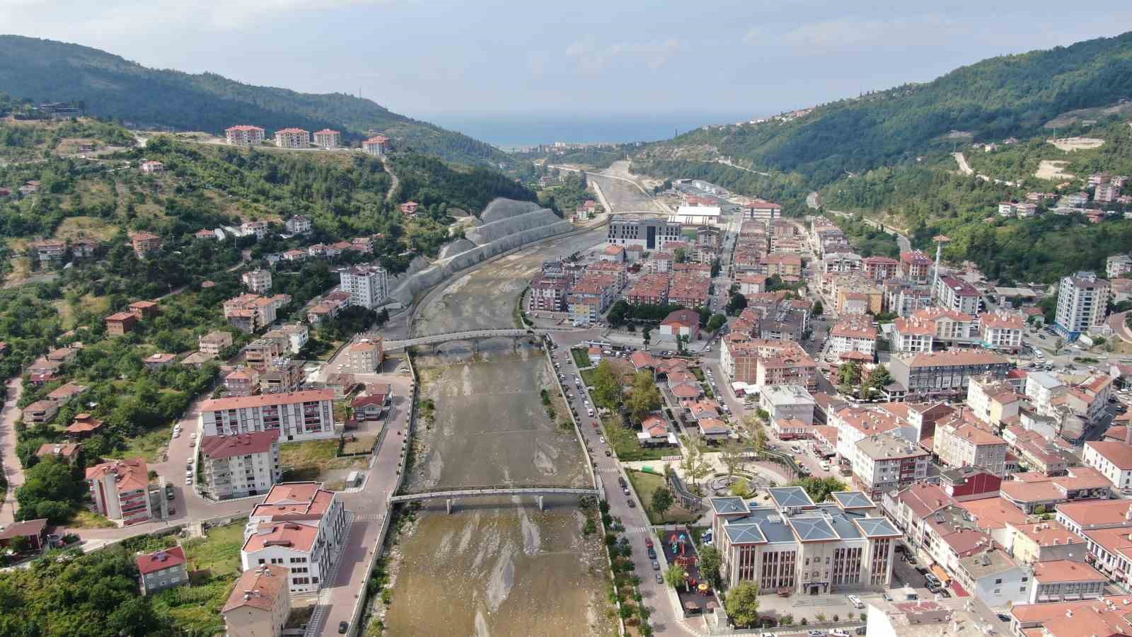 SELDE AĞIR HASAR GÖRÜLEN İLÇE YENİDEN AYAĞA KALDIRILDI.
