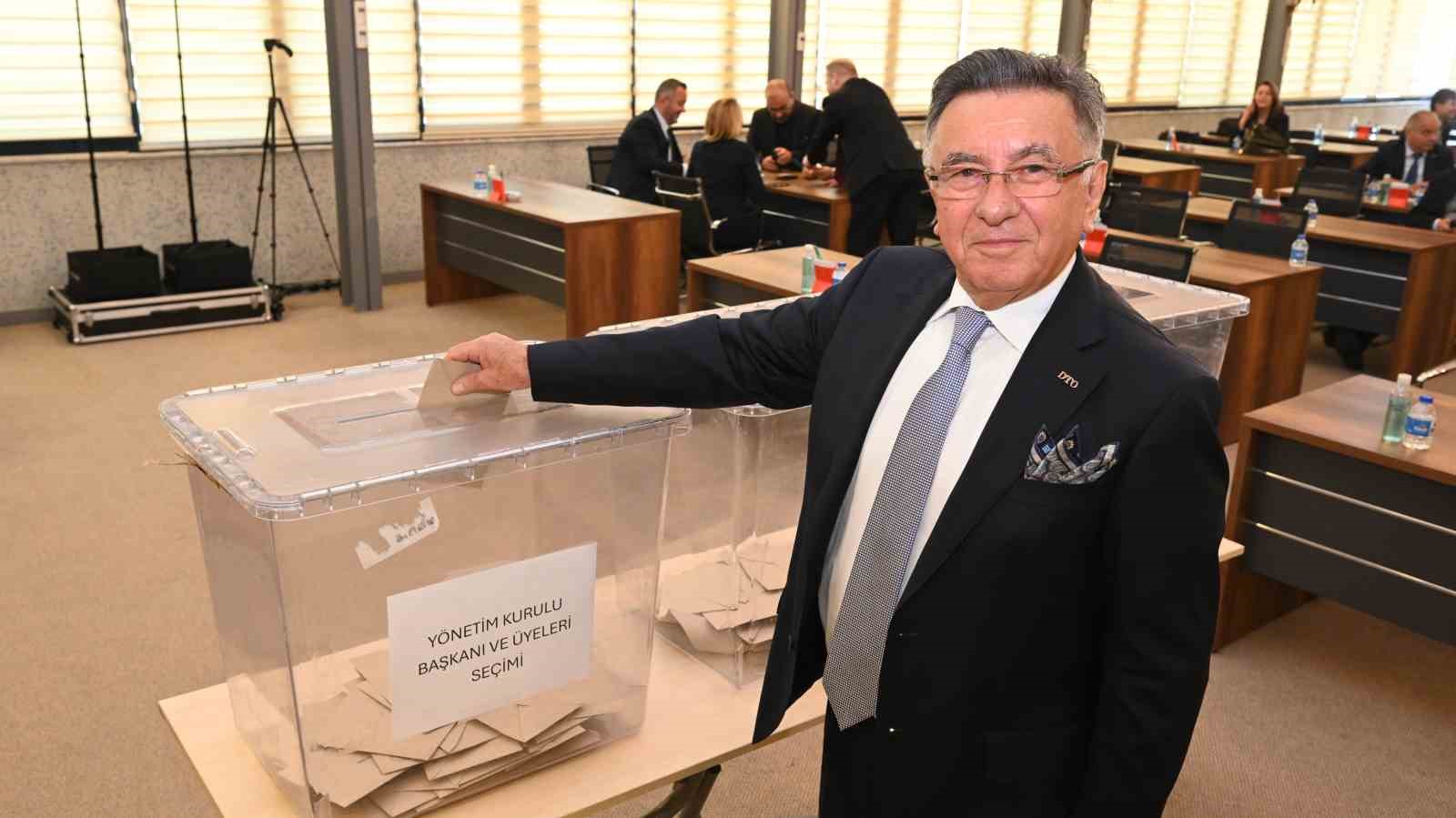 DENİZLİ TİCARET ODASI (DTO), 2026-2030 YILLARI ARASINI KAPSAYAN YENİ DÖNEM MECLİSİNİ, İDARİ ORGANLARINI SEÇMEK ÜZERE ÖZEL GÜNDEMLE TOPLADI. MESLEK KOMİTELERİ DE DÖNEMİN İLK TOPLANTISINI YAPARAK SEÇİMLERİNİ TAMAMLADI. SANDIK KURULU NEZARETİNDE SABAH SAATLERİNDE BAŞLAYAN OYLAMAYLA DTO YÖNETİM KURULU ÜYELERİ VE BAŞKANININ YANI SIRA MECLİS BAŞKANI VE YARDIMCILARI İLE MECLİSİN KATİP ÜYESİ SEÇİLDİ. 81 MECLİS ÜYESİ, ÖĞLEDEN SONRA İSE YENİ DÖNEMİN İLK TOPLANTISINI YAPTI. BAŞKAN ERDOĞAN, GÜVEN TAZELEDİĞİ SEÇİMİN ARDINDAN "ÜYELERİMİZ İSTİKRAR DEDİ; KAZANAN DENİZLİ OLDU" DİYEREK, SEÇİME KATILANLARLA KENDİSİNİ VE MAVİ LİSTELERİNİ DESTEKLEYENLERE TEŞEKKÜR ETTİ