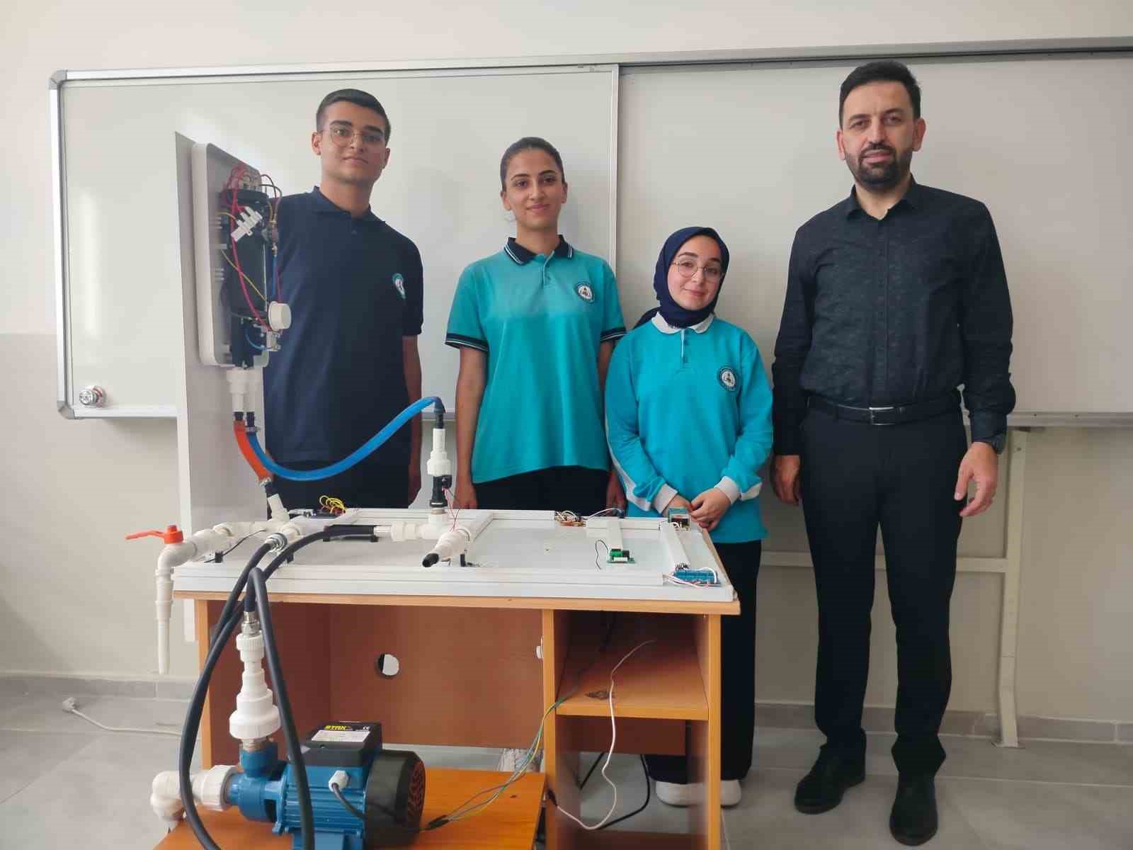ELAZIĞ’IN KEBAN İLÇESİNDE ÖĞRENCİLERİN SU İSRAFI VE ENERJİ KAYBINI ÖNLEMEK AMACIYLA GELİŞTİRDİĞİ PROJE, 177 ÜLKEDEN 11 BİN 233 BAŞVURU ARASINDAN FİNALE KALDI. ÖĞRENCİLER OCAK 2027’DE ABU DABİ’DE DÜZENLENECEK FİNALDE TÜRKİYE’Yİ TEMSİL EDECEK