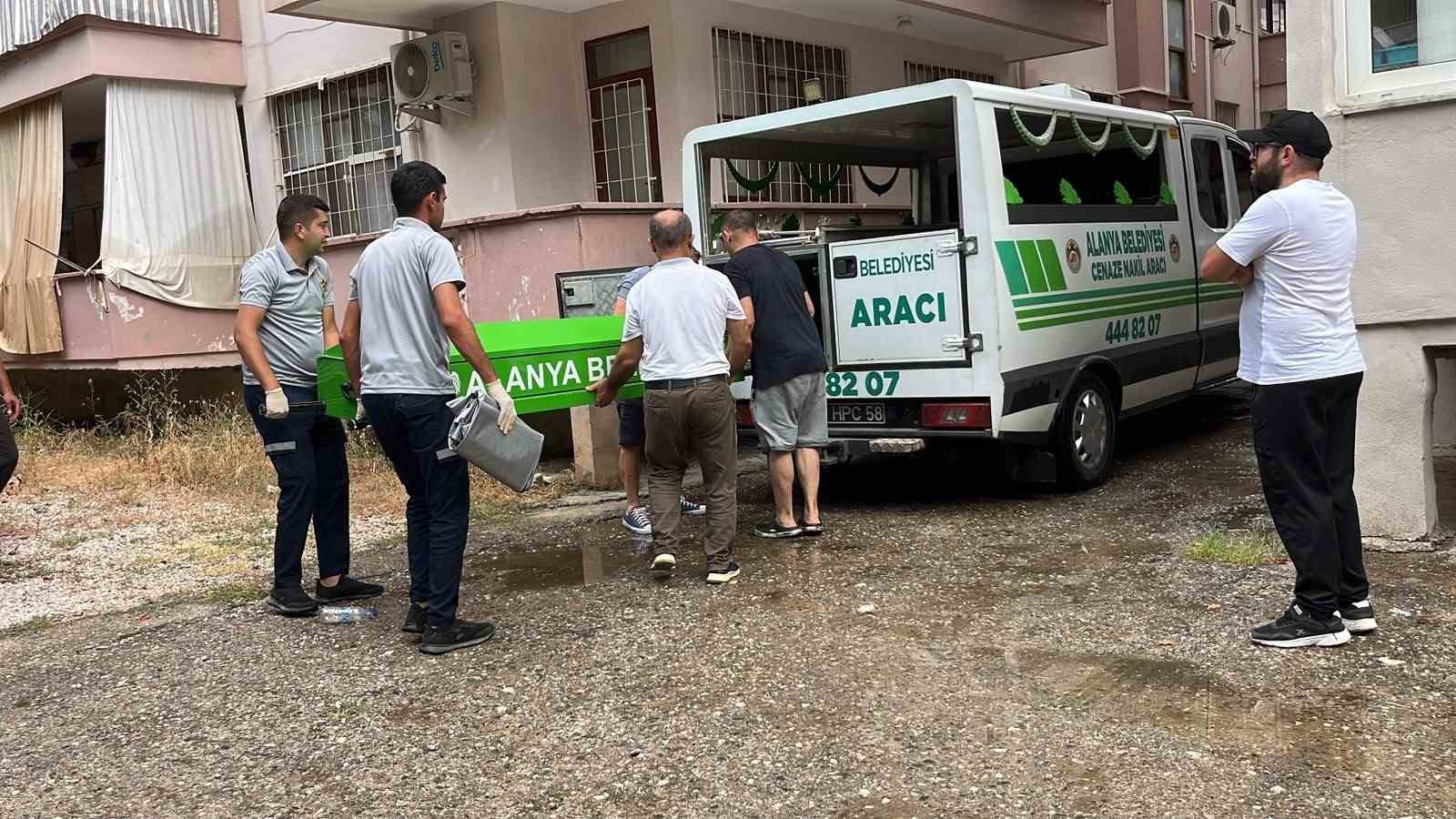 ANTALYA’NIN ALANYA İLÇESİNDE 5 KATLI BİNANIN 4’ÜNCÜ KATINDAKİ BALKONDAN BETON ZEMİNE DÜŞEN 82 YAŞINDAKİ AYŞE SEVİNDİ, HAYATINI KAYBETTİ.