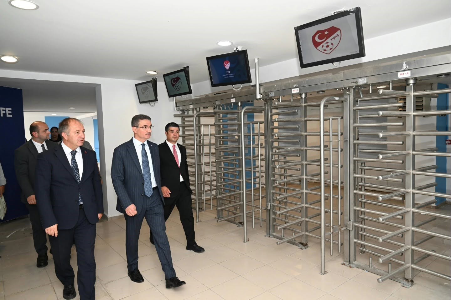 VALİ AYDIN BARUŞ, KAZIM KARABEKİR STADI’NDA İNCELEMELERDE BULUNDU.