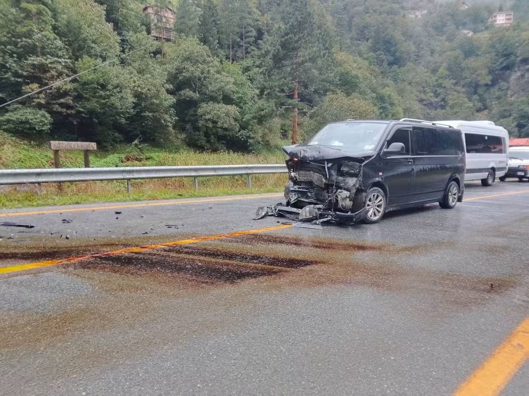 TRABZON'UN ÇAYKARA İLÇESİNDE OTOMOBİLLE TUR MİNİBÜSÜ ÇARPIŞTI. KAZADA 2'Sİ ARAP UYRUKLU 5 KİŞİ YARALANDI.
