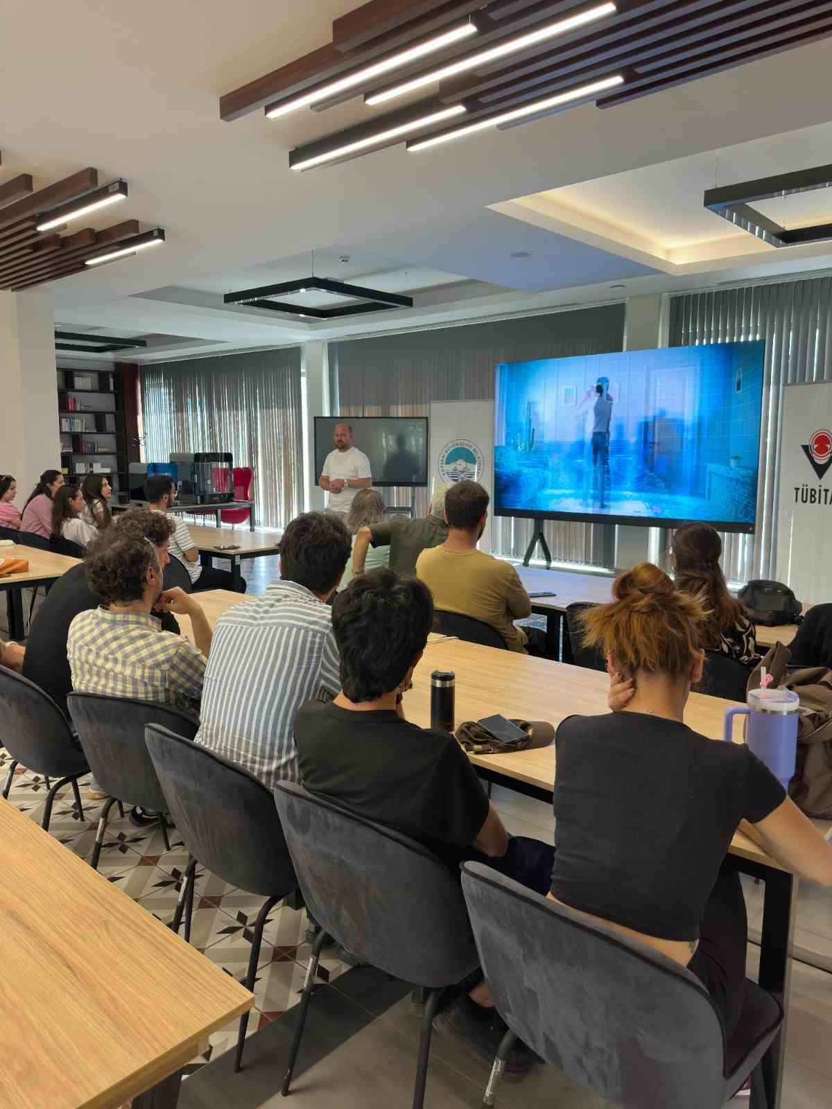 KAYSERİ BÜYÜKŞEHİR BELEDİYESİ, BAŞKAN DR. MEMDUH BÜYÜKKILIÇ’IN VİZYONU DOĞRULTUSUNDA 500’Ü AŞKIN ÖĞRETMEN ADAYINI BİLİŞİM AKADEMİSİ VE MOBİL DİJİTAL GENÇLİK MERKEZİ’NDE YAPAY ZEKÂ, YAZILIM, ROBOTİK, SİBER GÜVENLİK VE 3 BOYUTLU MODELLEME GİBİ YENİ NESİL TEKNOLOJİLERLE BULUŞTURUYOR.
