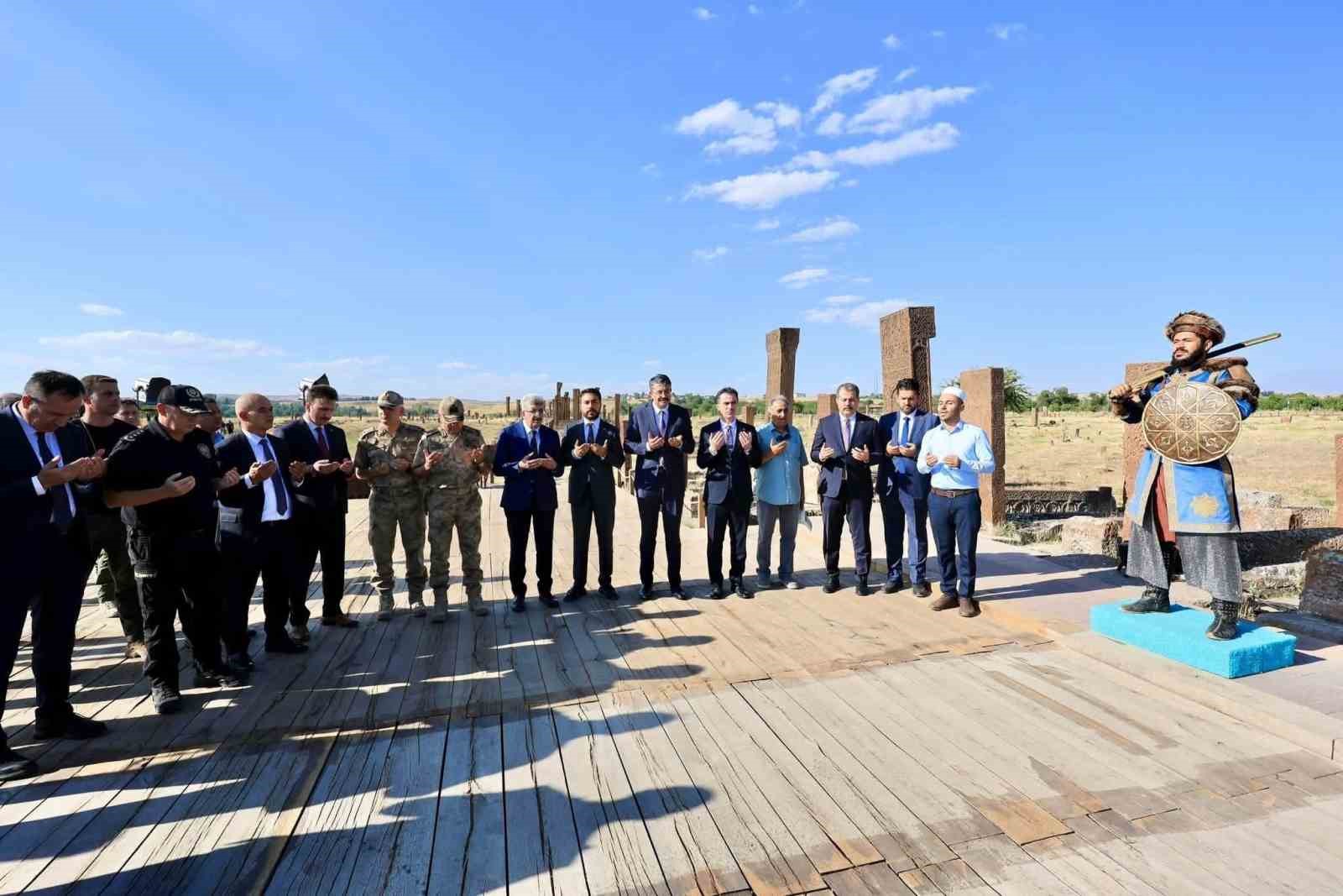 İÇİŞLERİ BAKAN YARDIMCISI ALİ ÇELİK, 955. YIL ANADOLU’NUN FETHİ MALAZGİRT 1071 ANMA PROGRAMI VE AHLAT ETKİNLİKLERİ ÖNCESİ AHLAT’TA İNCELEMELERDE BULUNARAK, GÜVENLİK TOPLANTISI DÜZENLEDİ.