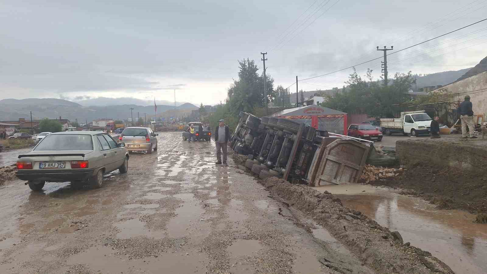 TAŞ YÜKLÜ TIR, KARŞI YÖNDEN GELEN ARACA YOL VERMEK İÇİN SAĞA YANAŞTIĞI SIRADA KONTROLDEN ÇIKARAK KANALA DEVRİLDİ. KAZANIN ETKİSİYLE DORSEDE BULUNAN TAŞLAR KANALA DÖKÜLDÜ.