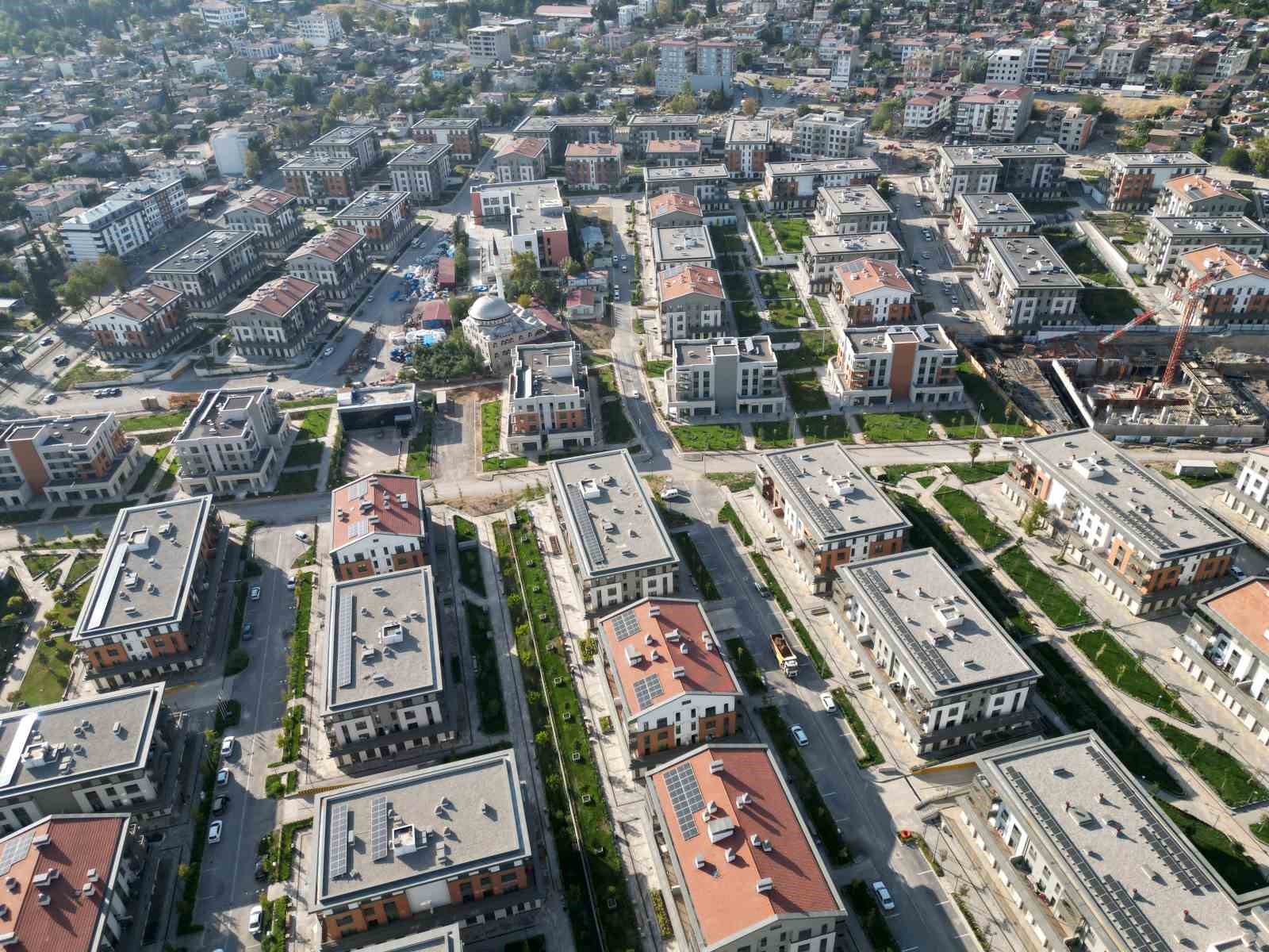 KAHRAMANMARAŞ’TA 6 ŞUBAT DEPREMLERİNİN ARDINDAN GEÇEN YAKLAŞIK 3,5 YILDA YAŞANAN DEĞİŞİM, AYNI AÇIDAN ÇEKİLEN GÖRÜNTÜLERLE ORTAYA KONULDU.