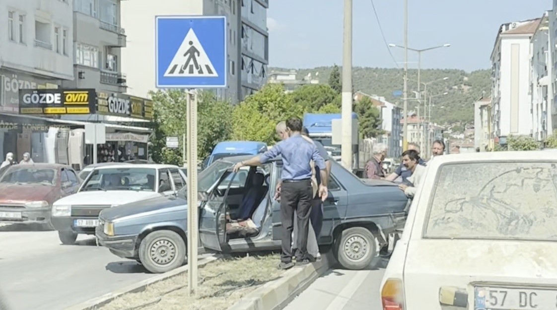 SİNOP’UN BOYABAT İLÇESİNDE MEYDANA GELEN TRAFİK KAZASINDA OTOMOBİL REFÜJE ÇIKTI.
