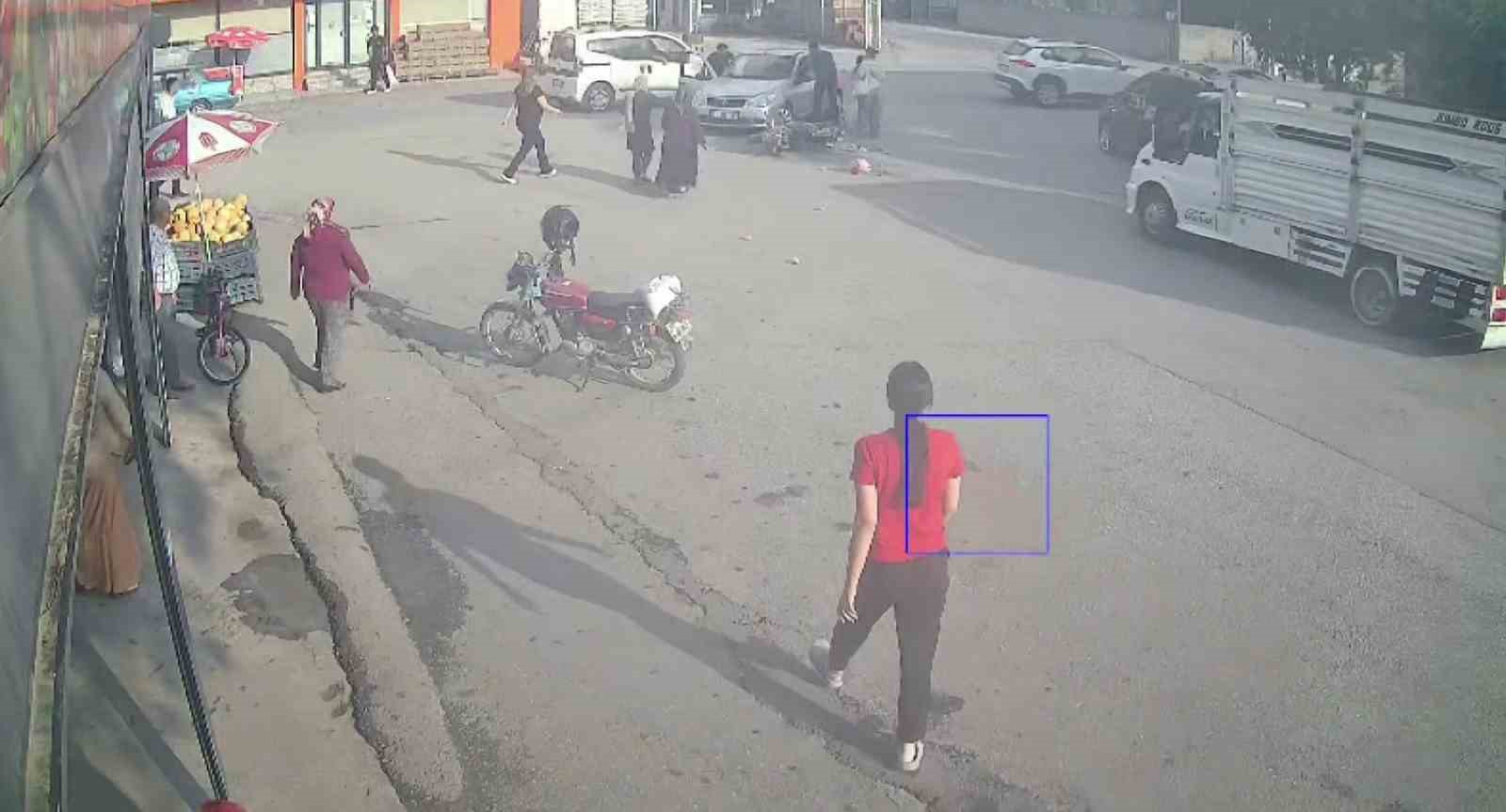 HATAY’DA OTOMOBİLLE ÇARPIŞAN MOTOSİKLETTEKİ 2 KİŞİ YERE SAVULARAK YARALANIRKEN KAZA ANI KAMERAYA YANSIDI.