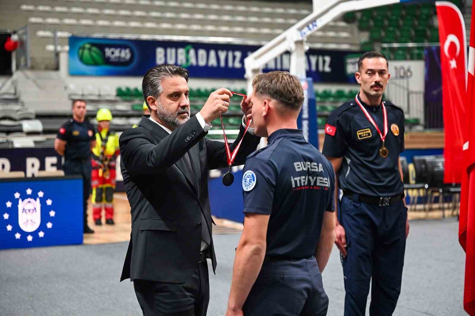 BURSA BÜYÜKŞEHİR BELEDİYE BAŞKAN VEKİLİ ŞAHİN BİBA, ‘İTFAİYE MESLEKİ EĞİTİM TAMAMLAMA TÖRENİ’NDE KONUŞTU: "İTFAİYE TEŞKİLATIMIZI GÜÇLENDİRMENİN HAKLI GURURUNU YAŞIYORUZ."