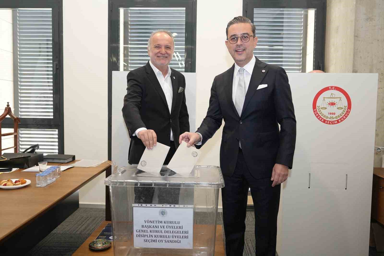 DENİZLİ SANAYİ ODASI’NIN (DSO) 2026-2030 DÖNEMİNE İLİŞKİN SEÇİM SÜRECİ TAMAMLANDI. 1 EKİM’DE GERÇEKLEŞTİRİLEN MESLEK KOMİTELERİ VE MECLİS ÜYELERİ SEÇİMLERİNDE, 18 MESLEK KOMİTESİNDE GÖREV YAPACAK 110 MESLEK KOMİTESİ ÜYESİ İLE 46 MECLİS ÜYESİ BELİRLENMİŞTİ. SEÇİM SÜRECİNİN İKİNCİ AŞAMASINDA İSE YÖNETİM KURULU BAŞKANI VE ÜYELERİ, MECLİS DİVANI, TOBB GENEL KURUL DELEGELERİ İLE DİSİPLİN KURULU ÜYELERİ BELİRLENDİ.