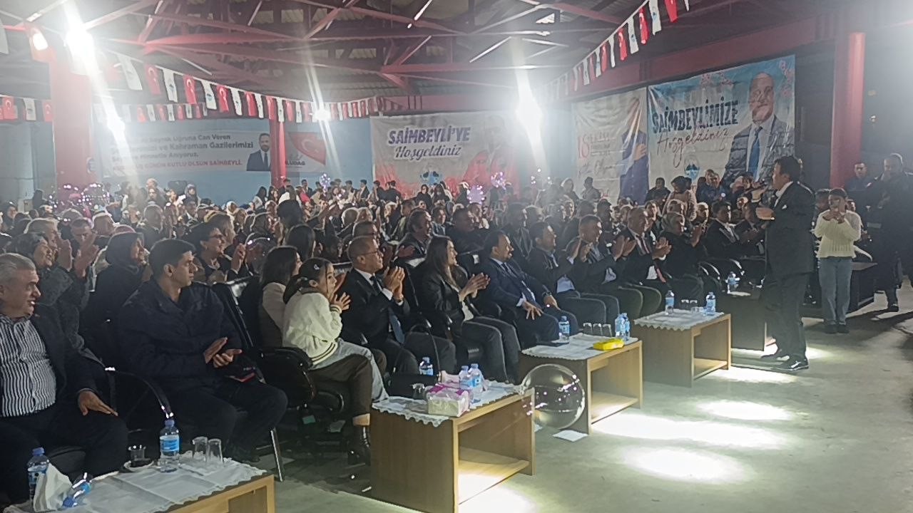 ADANA’NIN SAİMBEYLİ İLÇESİNİN DÜŞMAN İŞGALİNDEN KURTULUŞUNUN 106. YIL DÖNÜMÜ ETKİNLİKLERİ COŞKUYLA KUTLANDI. KUTLAMALARDA SAHNE ALAN SANATÇI AHMET SELÇUK İLKAN, 71’İNCİ YAŞ GÜNÜNÜ SAİMBEYLİLİLERLE BİRLİKTE KUTLADI.