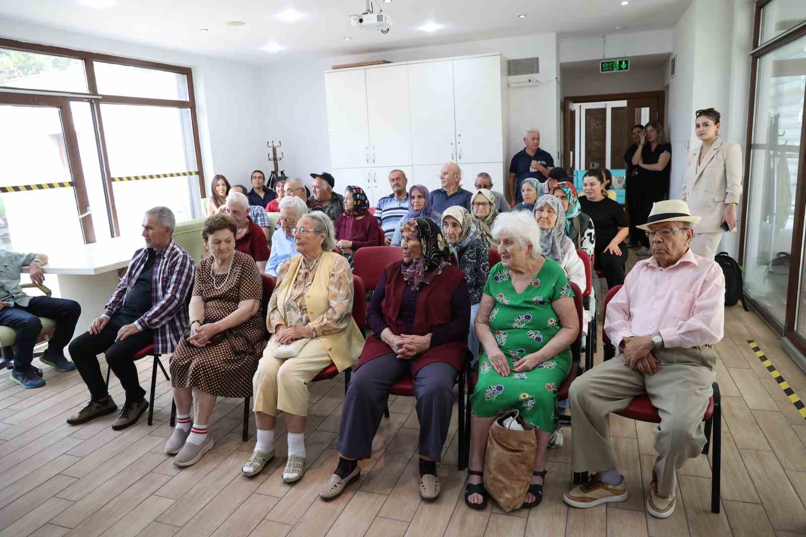 ANTALYA BÜYÜKŞEHİR BELEDİYESİ BÜNYESİNDE ALZHEİMER HASTALARI VE YAKINLARINA HİZMET VEREN MAVİ EV'DE, "DÜNYA ALZHEİMER AYI" KAPSAMINDA FARKINDALIK VE MORAL ETKİNLİKLERİ DÜZENLENDİ