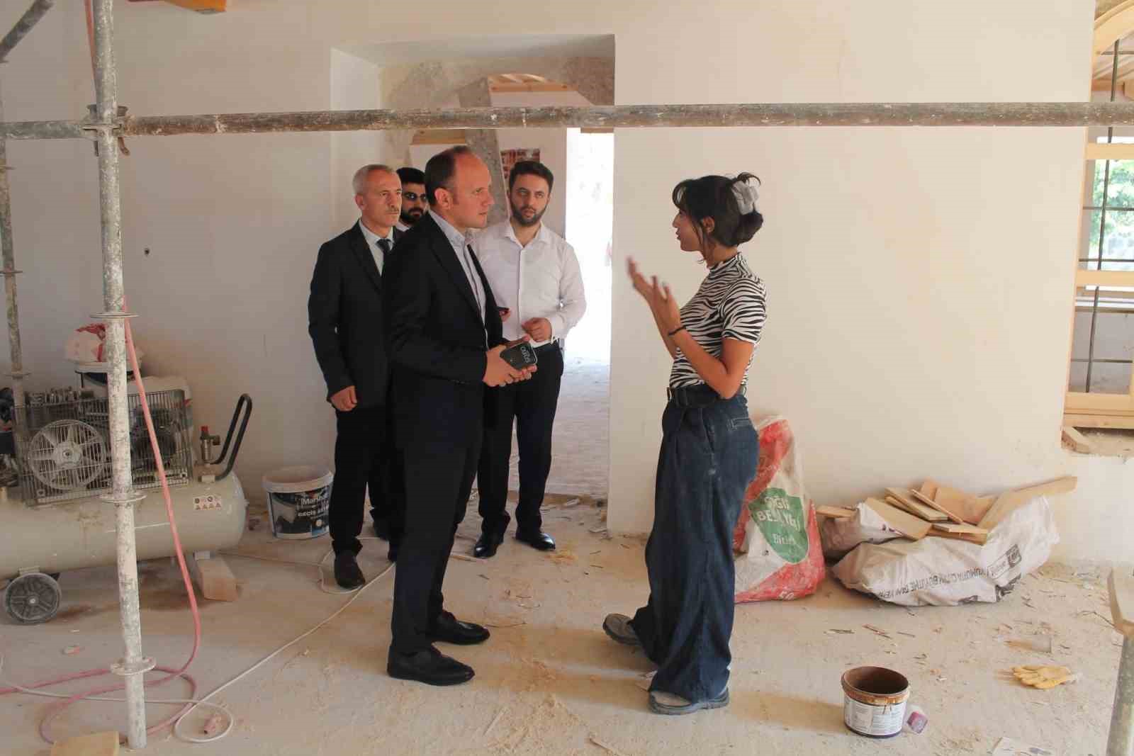 ERZİN KAYMAKAMI YUNUS EMRE AKPINAR, RESTORASYON ÇALIŞMALARI DEVAM EDEN MUSTAFALI CAMİİ’Nİ ZİYARET EDEREK İNCELEMELERDE BULUNDU.