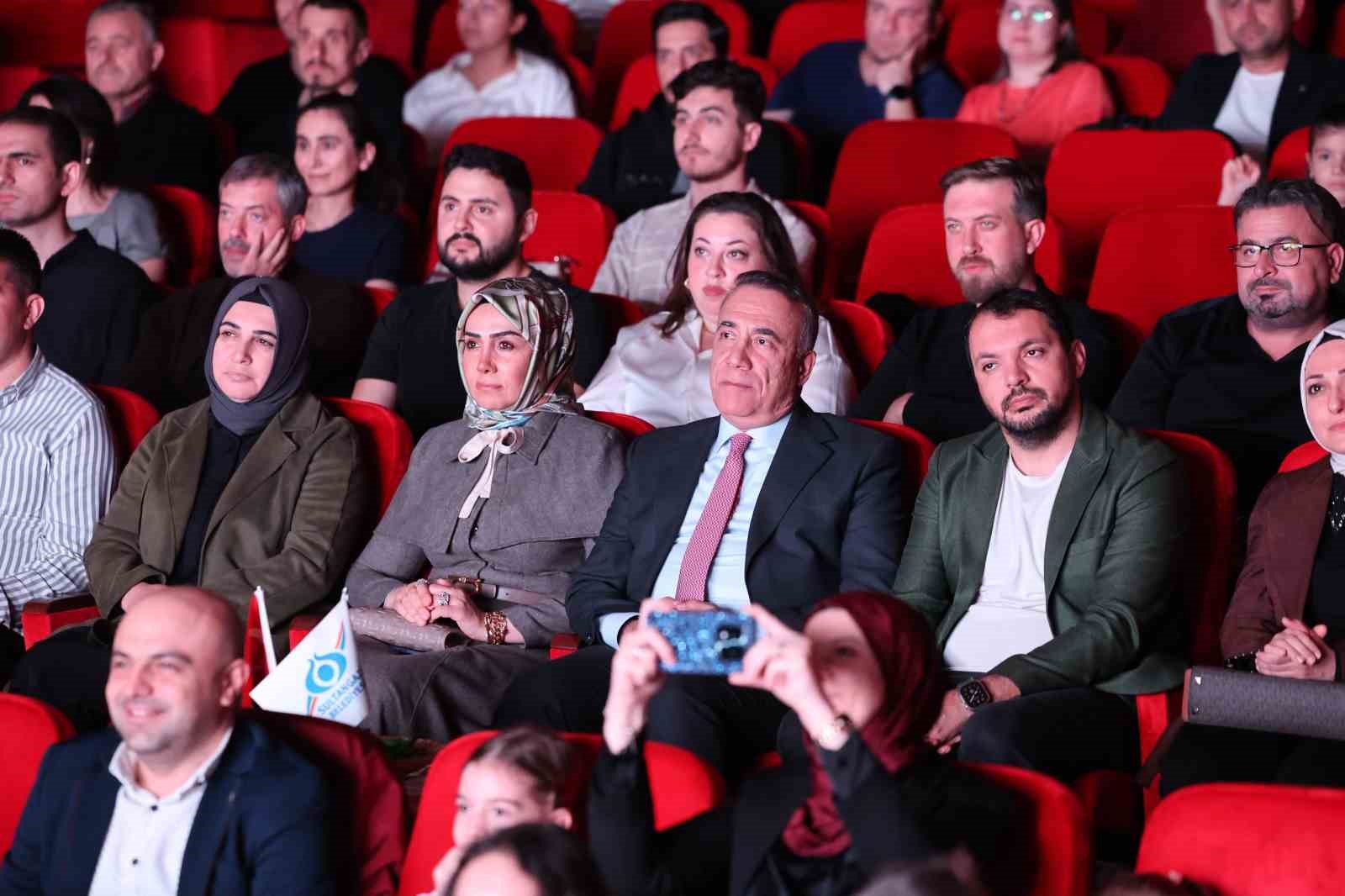 SULTANGAZİ BELEDİYESİ, SULTANGAZİ SANAT AKADEMİSİ’NDE 2026-2027 EĞİTİM ÖĞRETİM DÖNEMİ DÜZENLENEN GALA GECESİ PROGRAMI İLE BAŞLADI. KARİKATÜR VE FOTOĞRAF SERGİSİ AÇILIŞI İLE BAŞLAYAN GALA PROGRAMINDA KISA FİLM GÖSTERİMLERİ YAPILDI.
