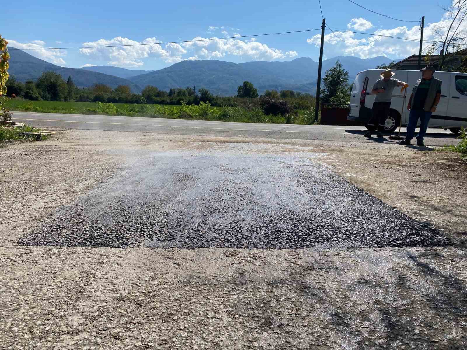 DÜZCE’NİN MERKEZ İLÇESİNE BAĞLI ÇALICUMA KÖYÜ’NDE YOL GÜVENLİĞİNİ VE ULAŞIM KONFORUNU ARTIRMAK AMACIYLA ASFALT YAMA ÇALIŞMALARI DEVAM EDİYOR.