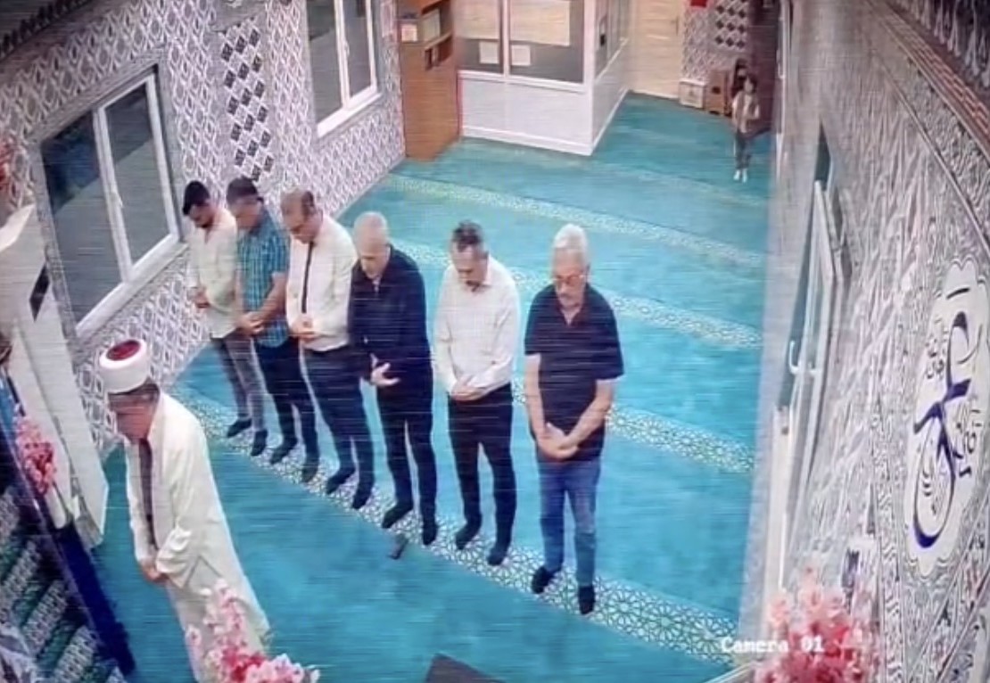 TRABZON'UN BEŞİKDÜZÜ İLÇESİNDE 5 YAŞINDAKİ ALTAN EFTAL AKSOY, YAZ KUR'AN KURSU'NDA KENDİSİNE KUR'AN-I KERİM ÖĞRETEN İMAMI MEHMET YAŞAR'I ÖZLEYİNCE AKŞAM NAMAZINDA CAMİYE GELDİ. CEMAATE KATILARAK NAMAZINI KILAN KÜÇÜK ALTAN, NAMAZIN ARDINDAN HOCASINA KOŞARAK SARILIRKEN, ÖZLEM DOLU O ANLAR GÜVENLİK KAMERASINA YANSIDI.