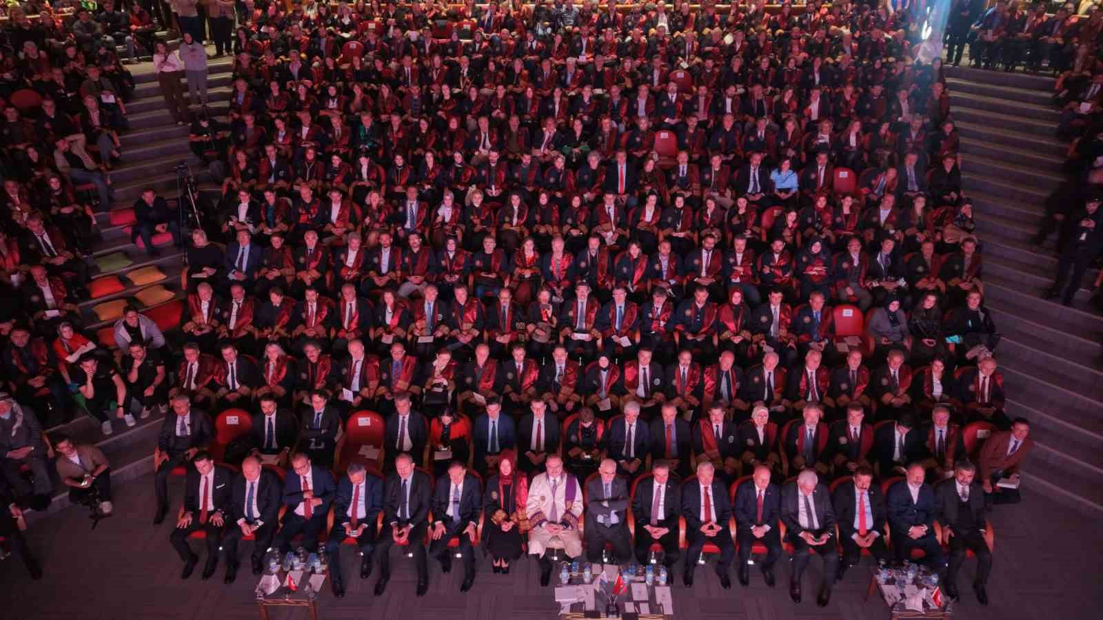 KÖKLÜ TARİHİ, NİTELİKLİ EĞİTİM KADROSU VE ULUSAL İLE ULUSLARARASI ALANDA ELDE ETTİĞİ BAŞARILARLA DOĞU’NUN BİLİM MEŞALESİ OLAN ATATÜRK ÜNİVERSİTESİ, 2026-2027 EĞİTİM-ÖĞRETİM YILI AKADEMİK AÇILIŞ TÖRENİNİ BÜYÜK BİR COŞKU VE GENİŞ BİR KATILIMLA GERÇEKLEŞTİRDİ. 15 TEMMUZ MİLLİ İRADE SALONUNDA DÜZENLENEN ETKİNLİĞİN ONUR KONUĞU ANAYASA MAHKEMESİ BAŞKANI KADİR ÖZKAYA OLDU.