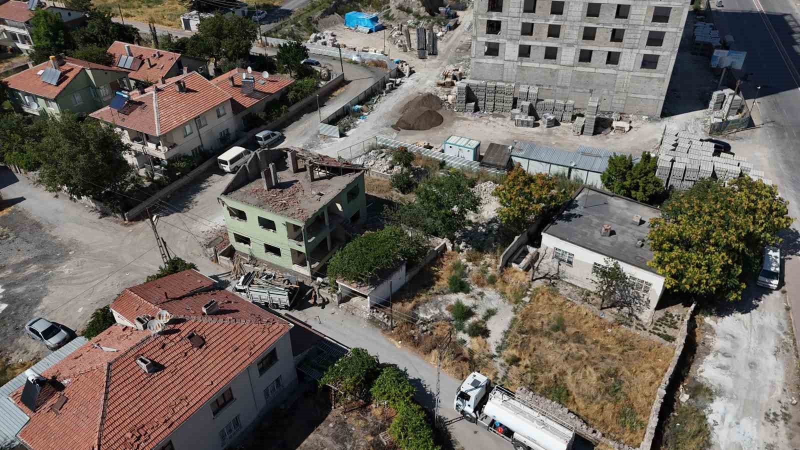 KAYSERİ BÜYÜKŞEHİR BELEDİYESİ’NİN KOCASİNAN İLÇESİ ALSANCAK MAHALLESİ’NDE HAYATA GEÇİRDİĞİ KENTSEL DÖNÜŞÜM PROJESİNDE ÇALIŞMALAR HIZ KESMEDEN SÜRÜYOR. 450 MİLYON TL YATIRIM BEDELİYLE YÜRÜTÜLEN PROJENİN BİRİNCİ ETABINDA İNŞAAT YÜZDE 60 SEVİYESİNE ULAŞIRKEN, İKİNCİ ETAPTA YIKIM ÇALIŞMALARINA VE UZLAŞMA GÖRÜŞMELERİNE BAŞLANDI.