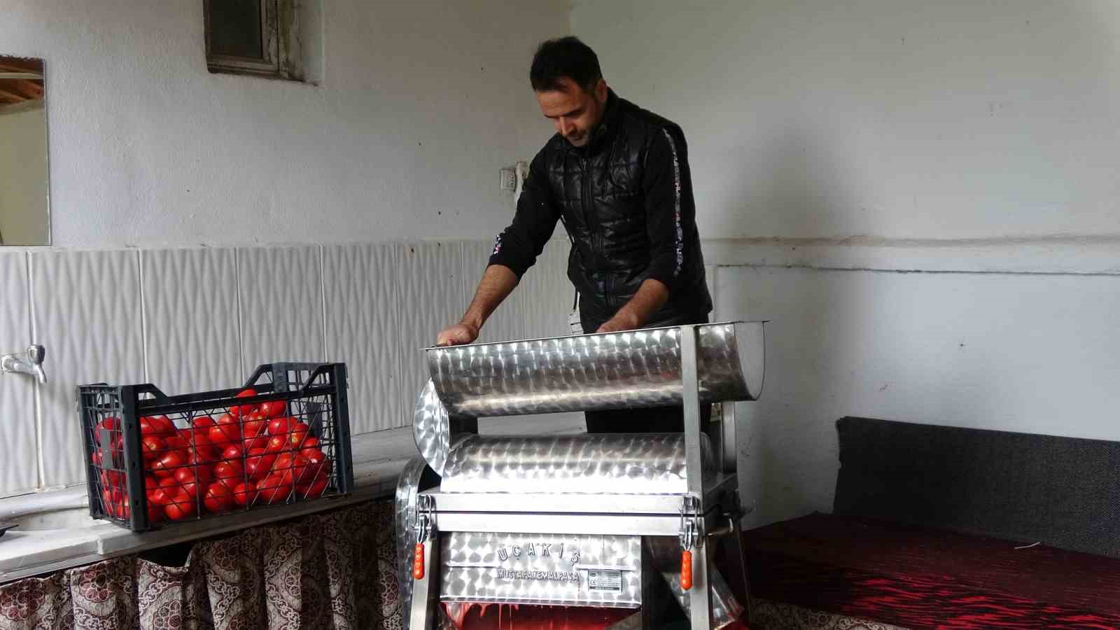 YOZGAT'IN SORGUN İLÇESİNDE YAŞAYAN ÜÇ ARKADAŞ DOĞAL, HİJYENİK VE EKONOMİK OLMASININ YANI SIRA EŞLERİNE DE YARDIMCI OLMAK İÇİN GELENEKSEL USULDE SALÇA KAYNATTI.