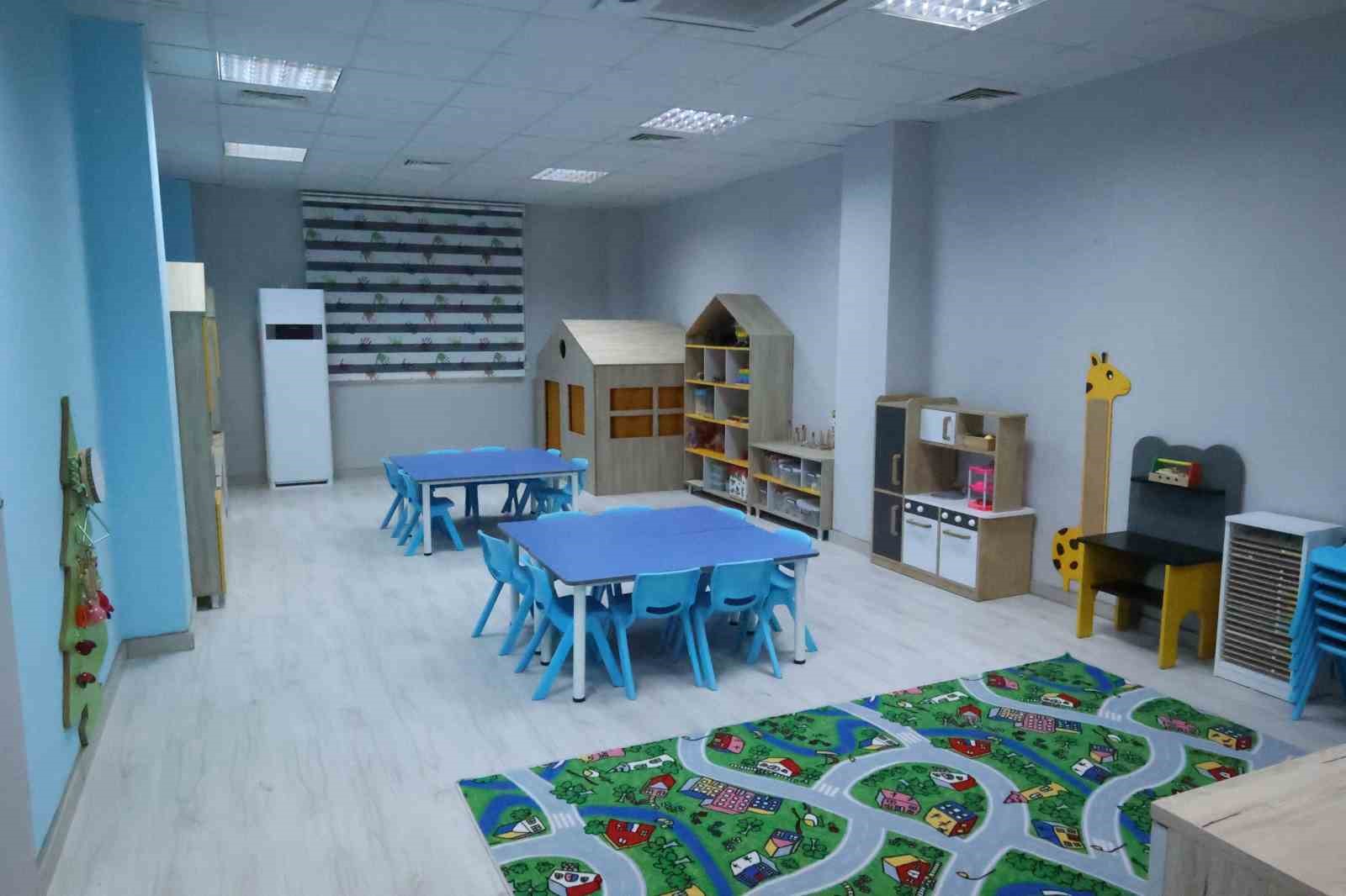 ANTALYA BÜYÜKŞEHİR BELEDİYESİ, SOSYAL BELEDİYECİLİK ÇALIŞMALARI KAPSAMINDA ANTALYA VE İLÇELERİNDE KREŞ VE GÜNDÜZ BAKIMEVLERİNİN SAYISINI ARTTIRMAYA DEVAM EDİYOR. ELMALI İLÇE HİZMET BİNASI YERLEŞKESİNDE HİZMETE AÇILAN 3 SINIFLI 60 ÖĞRENCİ KAPASİTELİ KREŞ, YENİ DÖNEMDE TAM KAPASİTE HİZMET VERMEYE HAZIRLANIYOR.