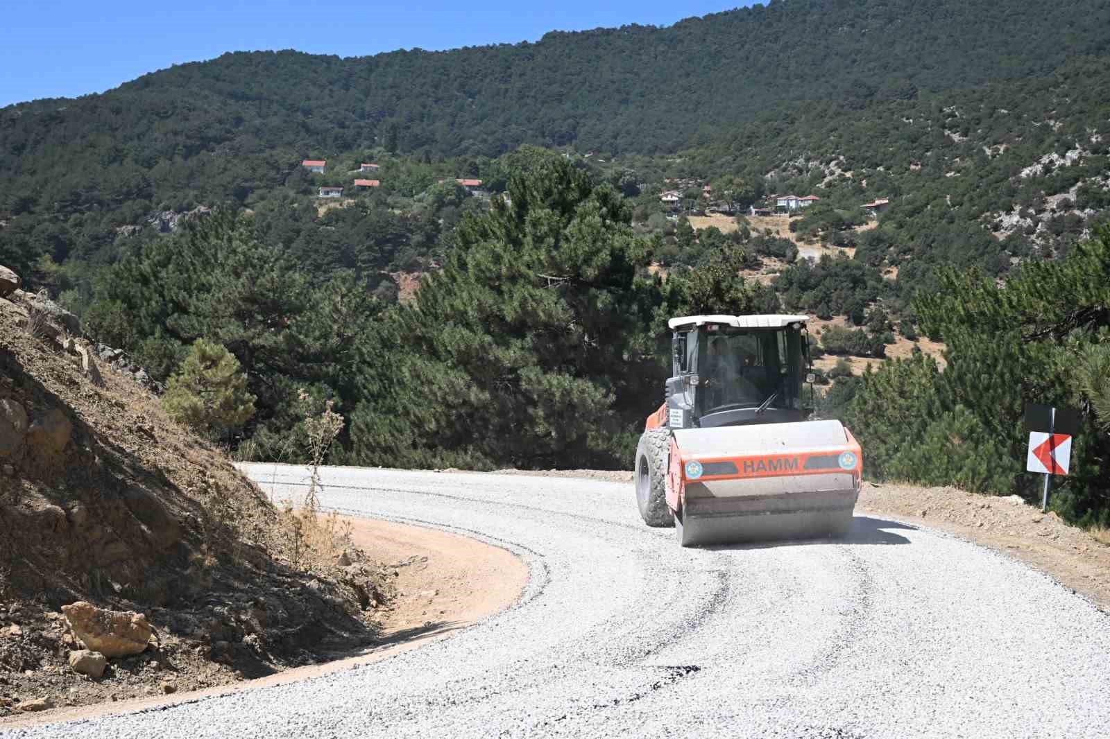MANİSA BÜYÜKŞEHİR BELEDİYESİ, KENT GENELİNDE ULAŞIM KONFORUNU ARTIRMAK VE GÜVENLİ ULAŞIM SAĞLAMAK AMACIYLA YOL BAKIM VE ONARIM ÇALIŞMALARINI SÜRDÜRÜYOR. BU KAPSAMDA ŞEHZADELER İLÇESİNE BAĞLI AYVACIK MAHALLESİ YOLUNDA YAKLAŞIK 6 KİLOMETRELİK GÜZERGAHTA İKİNCİ KAT SOĞUK ASFALT KAPLAMA ÇALIŞMASI GERÇEKLEŞTİRİLDİ.