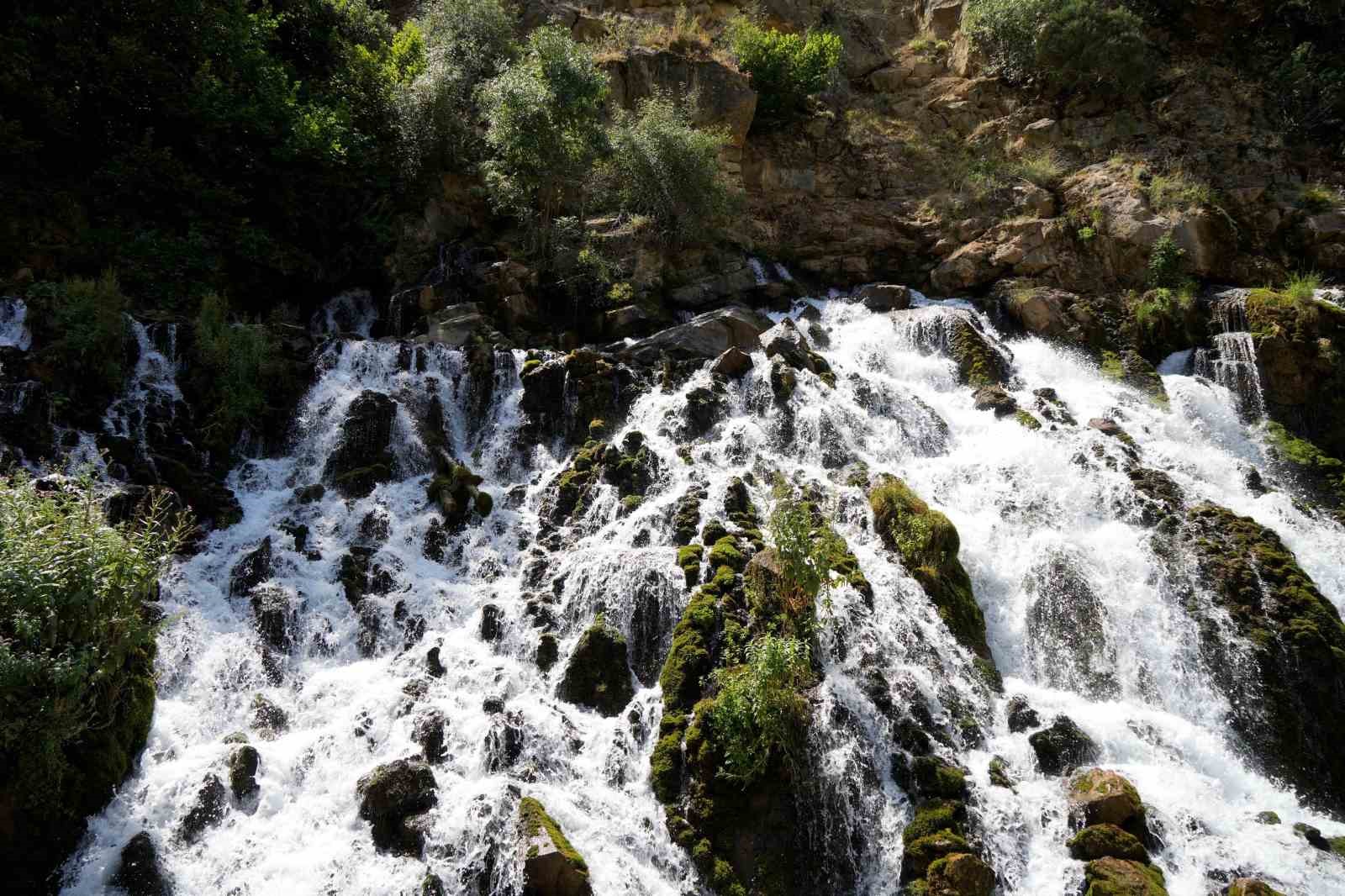 ŞİRAN İLÇESİNE BAĞLI SEYDİBABA KÖYÜ SINIRLARINDA YER ALAN TOMARA ŞELALESİ, YAZ AYLARINDA BÖLGENİN ÖNEMLİ DOĞA TURİZMİ NOKTALARINDAN BİRİ OLMAYI SÜRDÜRÜYOR.