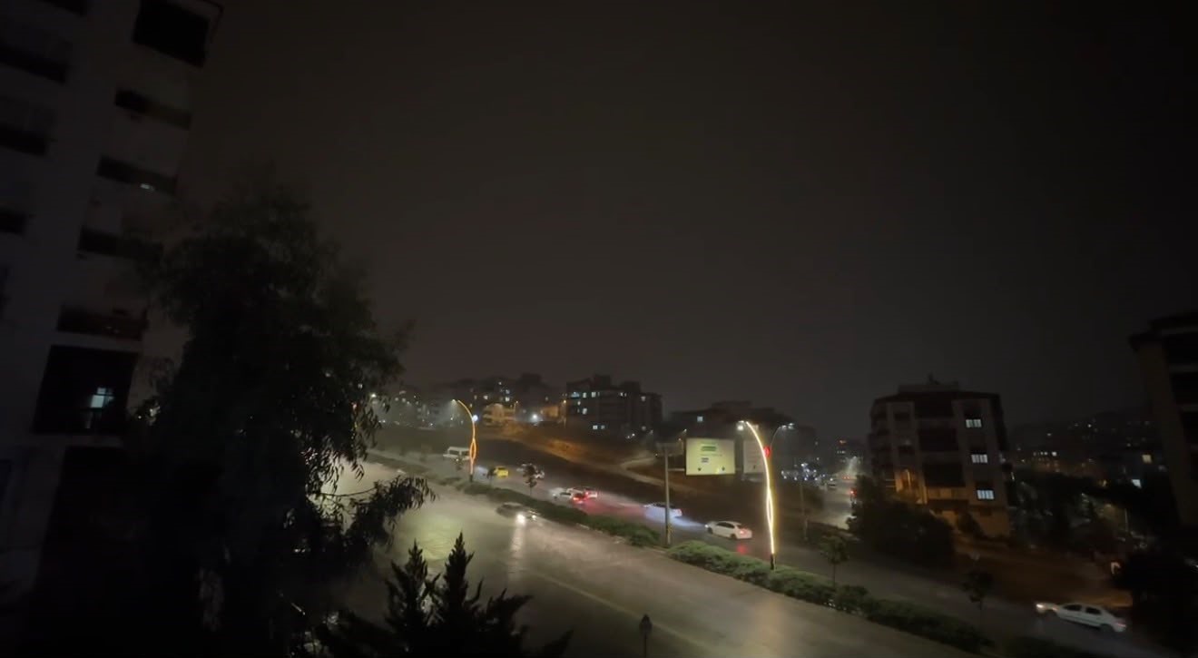 GAZİANTEP’TE ETKİLİ OLAN SAĞANAK YAĞMUR YOLLARI GÖLE ÇEVİRDİ