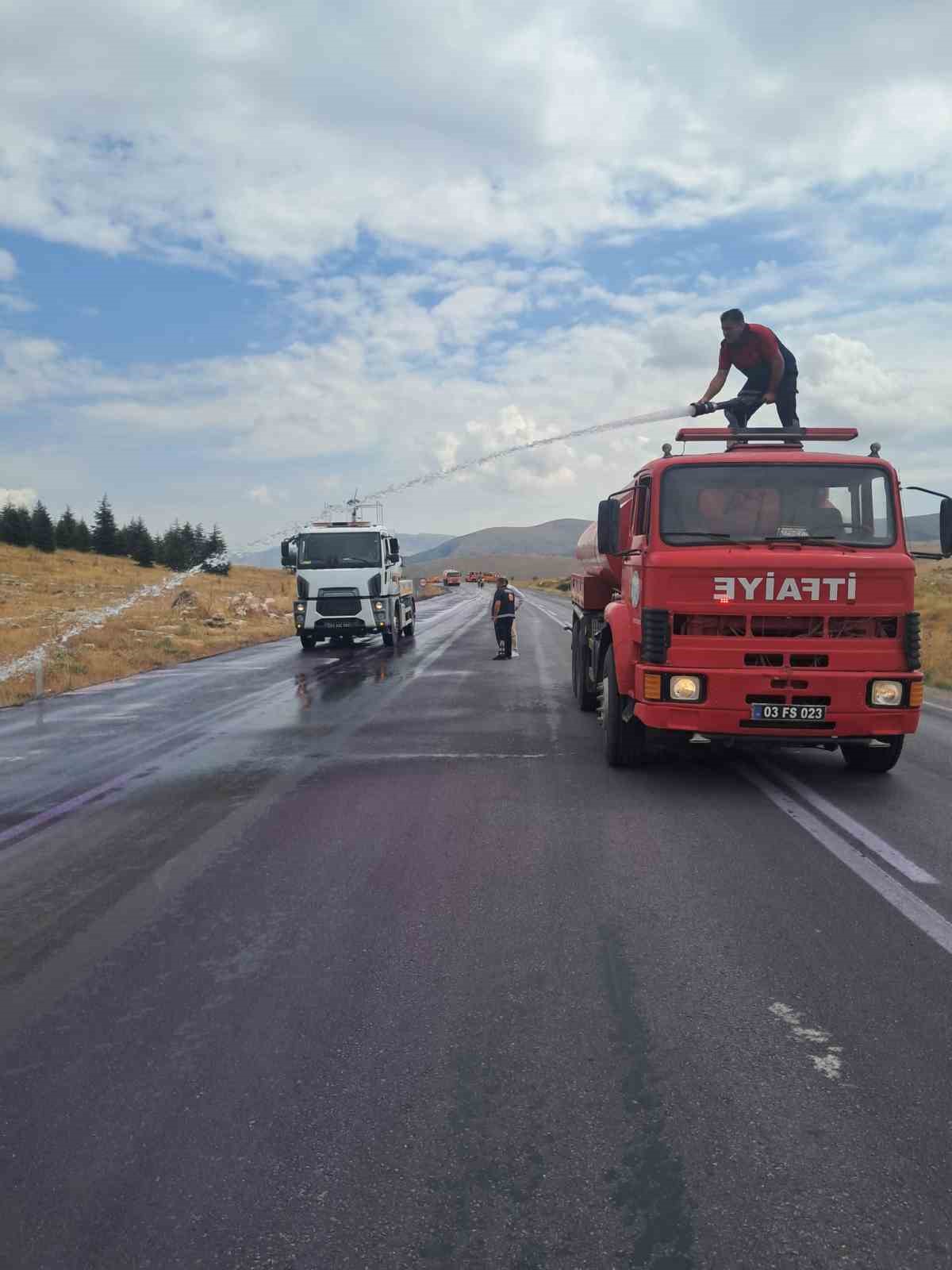 AFYONKARAHİSAR’IN DİNAR-ÇAY KARAYOLUNDA YOLA DÖKÜLEN KİMYASAL MADDE, YAĞMURUN DA ETKİSİYLE İLGİNÇ GÖRÜNTÜLERE SAHNE OLDU. MOR RENGE BOYANAN YOLU KULLANAN ARAÇLARIN RENKLERİ MOR RENGE BÜRÜNÜRKEN, DURUMU FARK EDEN SÜRÜCÜLER SOLUĞU OTO YIKAMACILARDA ALDI.
