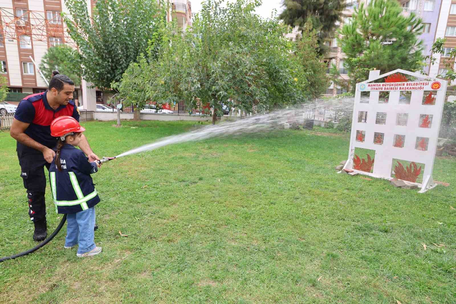 ŞEHZADELER BELEDİYESİ ÇOCUKEVİ'NDE EĞİTİM GÖREN 24 ÖĞRENCİ, İTFAİYECİLİK HAFTASI KAPSAMINDA MANİSA BÜYÜKŞEHİR BELEDİYESİ İTFAİYE DAİRE BAŞKANLIĞI'NI ZİYARET ETTİ. MİNİK ÖĞRENCİLERE SİMÜLASYONLU YANGIN SÖNDÜRME EĞİTİMİ VERİLİRKEN, İTFAİYECİLİK MESLEĞİ VE YANGIN ANINDA YAPILMASI GEREKENLER ANLATILDI.