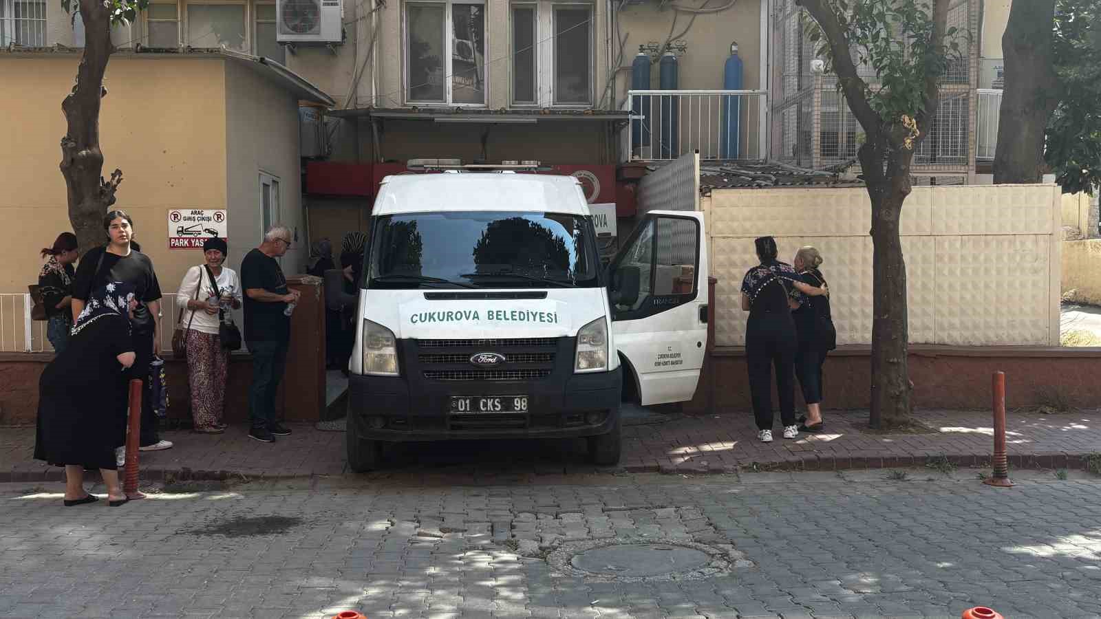 ADANA’DA ALACAK VERECEK MESELESİ YÜZÜNDEN ÇIKAN KAVGADA SİLAHLA VURULARAK ÖLDÜRÜLEN BABA VE OĞLUNUN CENAZESİ DEFNEDİLDİ. OLAYDAN YARALI KURTULAN ANNE İSE CENAZE TÖRENİNE TEKERLEKLİ SANDALYEYLE KATILDI.