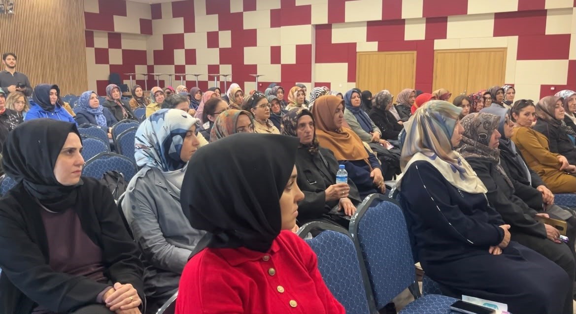 SİVAS HALK EĞİTİMİ MERKEZİNDE DÜZENLENEN SEMİNERDE KURSİYERLER, KANSERDEN KORUNMA, ERKEN TEŞHİS VE ÜCRETSİZ TARAMA PROGRAMLARI HAKKINDA BİLGİLENDİRİLDİ.