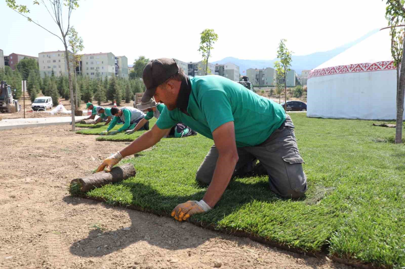 İNEGÖL BELEDİYESİ’NİN YENİCEKÖY’DE BULUNAN DOĞA SPORLARI VE TURİZM MERKEZİ (DOSTUM) BÜNYESİNDE HAYATA GEÇİRDİĞİ KAMP MERKEZİ PROJESİNDE ÇALIŞMALAR HIZ KESMEDEN DEVAM EDİYOR. KAMP ALANINDA ÇİM SERİMLERİ VE YEŞİL ALAN DÜZENLEMELERİ İLE 200 METREKARELİK YEMEKHANE ÇADIRININ KURULUM ÇALIŞMALARI SÜRÜYOR.