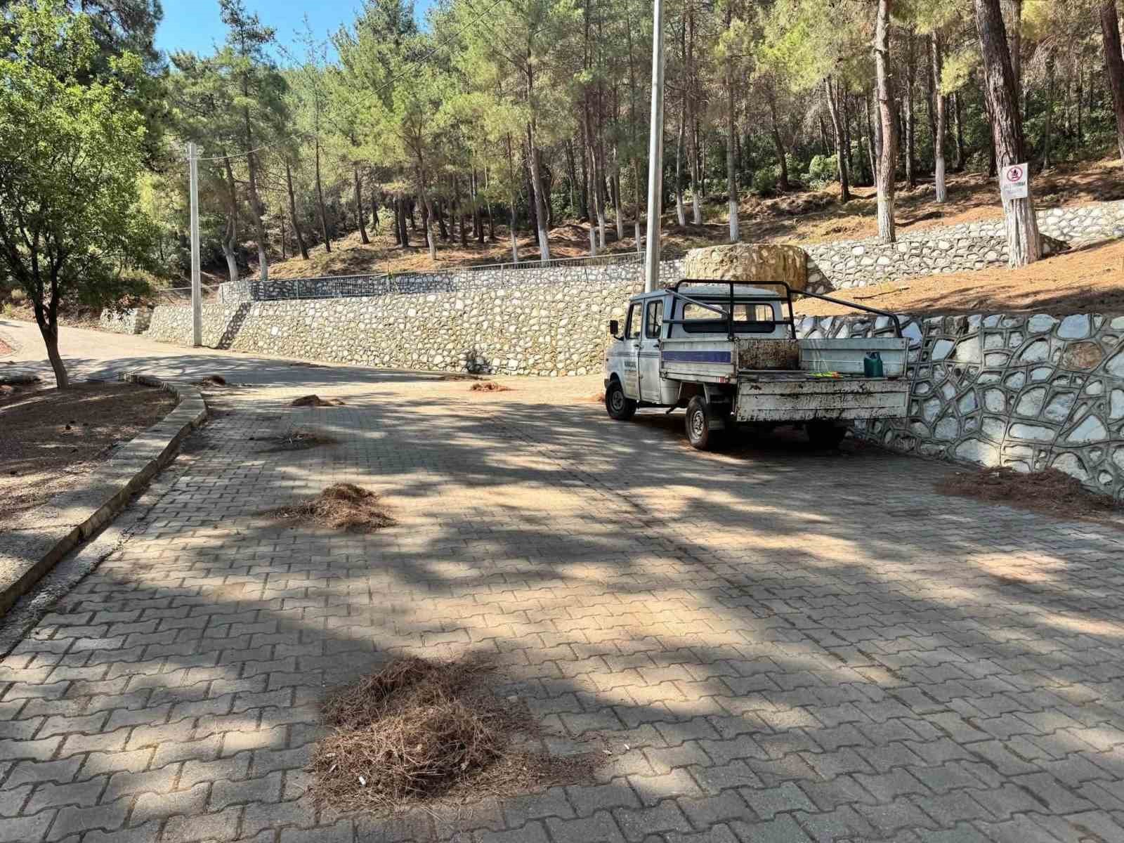 AYDIN'DA 743 YILDIR SÜRDÜRÜLEN DEDEBAĞ KEŞKEK HAYRI İÇİN HAZIRLIKLAR SÜRERKEN, BU YIL 744.'SÜ GERÇEKLEŞTİRİLECEK OLAN HAYIR ÖNCESİNDE TÜRBE VE MESİRE ALANINDA TEMİZLİK ÇALIŞMALARI GERÇEKLEŞTİRİLDİ.