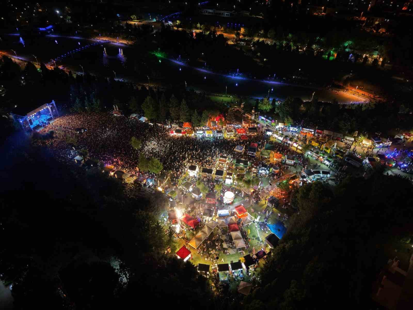 BU YIL 3'ÜNCÜSÜ DÜZENLENECEK OLAN ESKİŞEHİR GASTRO FEST'TE MANGA, SILA, SAGOPA KAJMER, BÜYÜK EV ABLUKADA, DEDUBLÜMAN, MADRİGAL, ANKARA ECHOES, YENİ TÜRKÜ, OZBİ, TUANA, AİSU VE FERİDE HİLAL AKIN SAHNE ALACAK (ARŞİV)