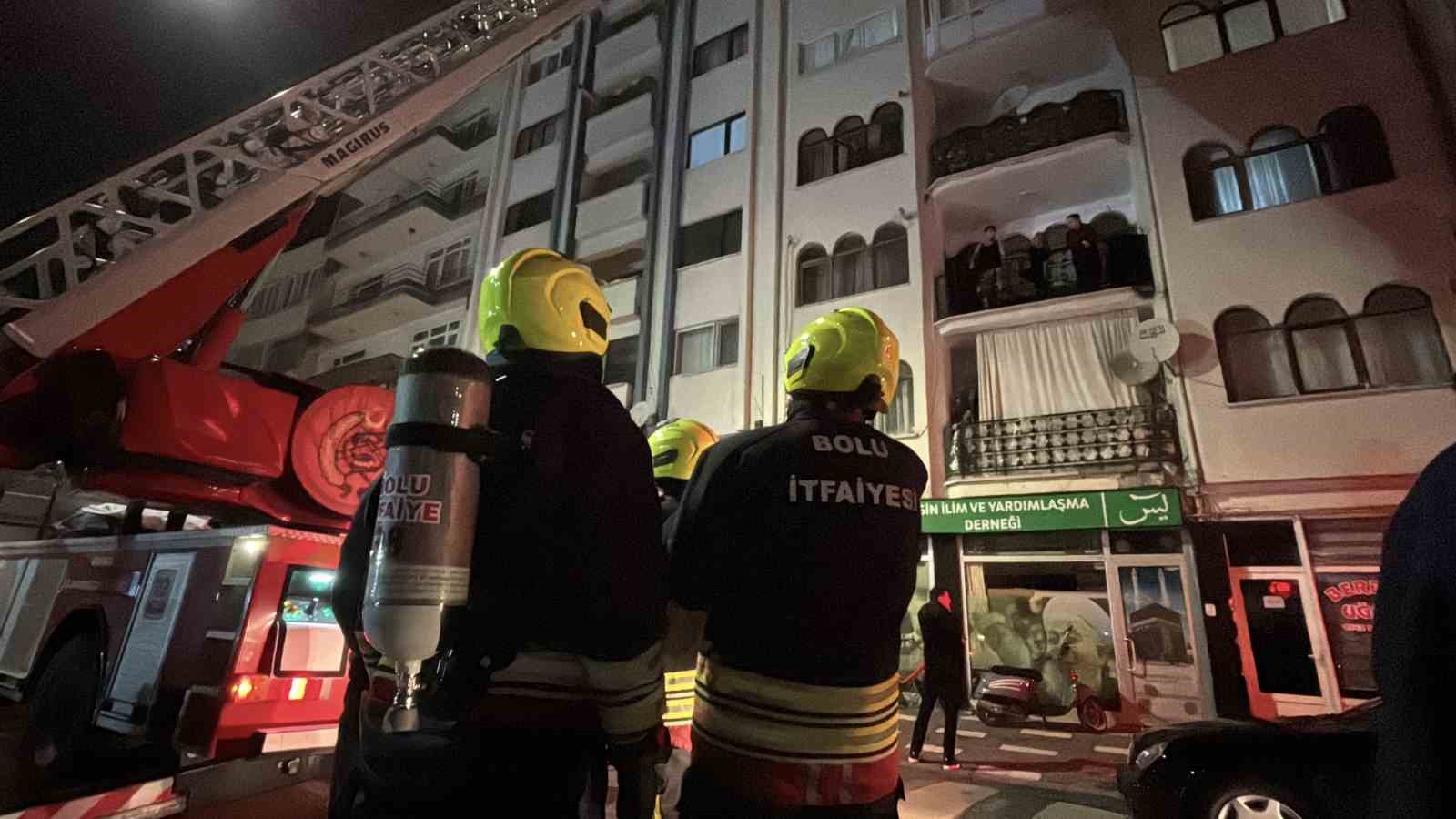 BOLU’DA GECE SAATLERİNDE BİR VATANDAŞIN ‘ÇATI YANIYOR’ İHBARI ÜZERİNE İTFAİYE VE POLİS EKİPLERİ ALARMA GEÇTİ. EKİPLERİN ÇATIDA YAPTIĞI DETAYLI İNCELEMELERDE HERHANGİ BİR YANGIN BULGUSUNA RASTLANMADI.