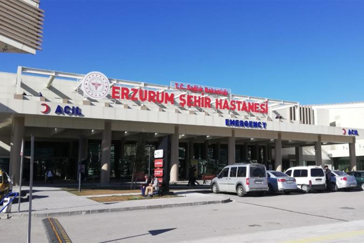 ERZURUM ŞEHİR HASTANESİ’NDE GÜN İÇERİSİNDE HASTANEYE GİTME İMKANI BULAMAYAN VATANDAŞLARIN SAĞLIK HİZMETLERİNE ERİŞİMİNİ KOLAYLAŞTIRMAK AMACIYLA BAŞLATILAN AKŞAM POLİKLİNİĞİ UYGULAMASI, EKİM AYINDA DA DEVAM EDİYOR.