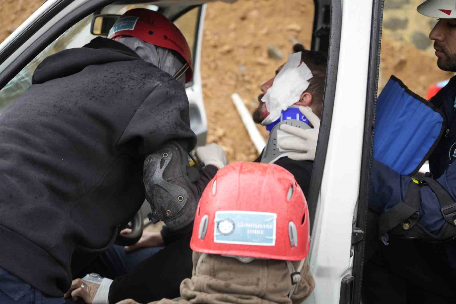 GÜMÜŞHANE’DE UMKE EKİPLERİ, HEYELAN SONRASI TRAFİK KAZASI SENARYOSUYLA MEDİKAL KURTARMA TATBİKATI GERÇEKLEŞTİRDİ.