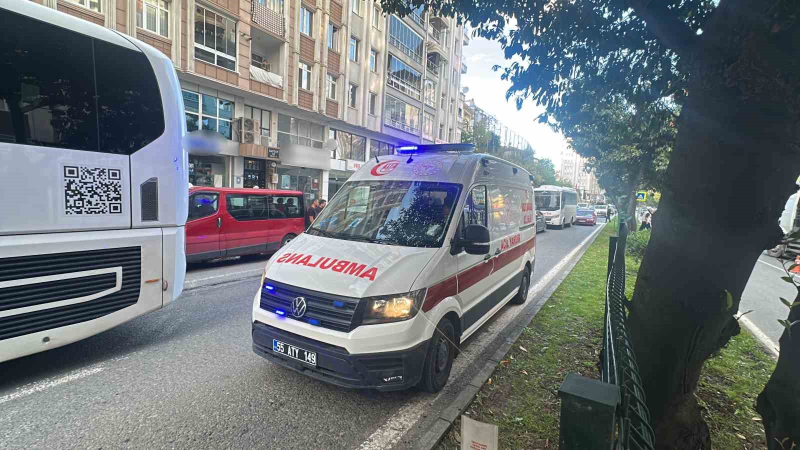 YARALILARA OLAY YERİNDE İLK MÜDAHALEYİ MOTOSİKLETLİ AMBULANS EKİBİ YAPTI. ARDINDAN YARALILAR, KARA AMBULANSLARIYLA GAZİ DEVLET HASTANESİ’NE KALDIRILARAK TEDAVİ ALTINA ALINDI.