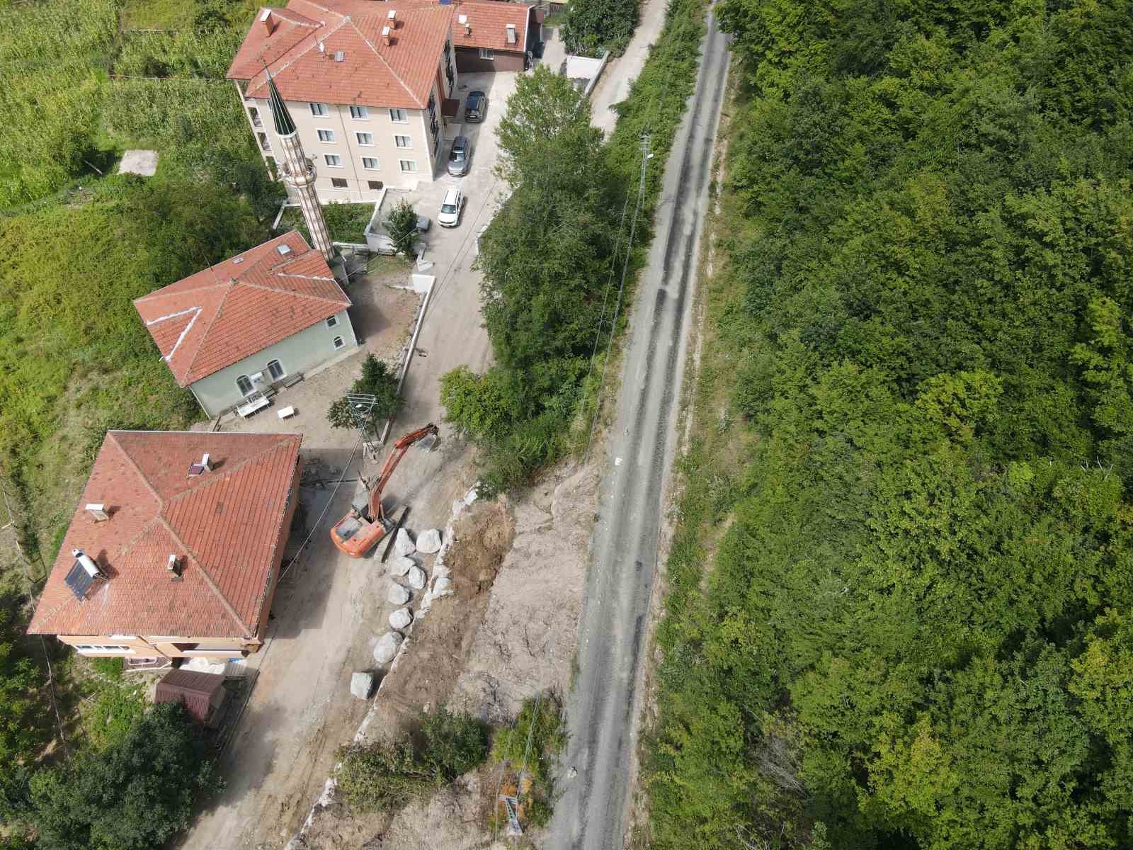 KASTAMONU’NUN CİDE VE DOĞANYURT İLÇELERİNDE YAŞANAN SEL SONRASINDA HASAR GÖREN VE GÖÇÜKLER OLUŞAN KÖY YOLLARI, KASTAMONU İL ÖZEL İDARESİ EKİPLERİ TARAFINDAN KİLOMETRELERCE UZAKTAN TAŞINAN KAYA VE TAŞLARLA ONARILIYOR.