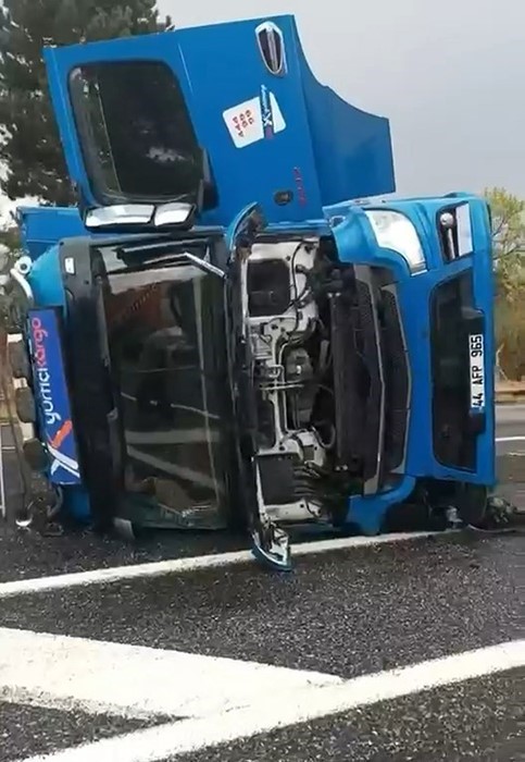 ELAZIĞ’DA VİRAJI ALAMAYAN KARGO FİRMASINA AİT TIR DEVRİLDİ.