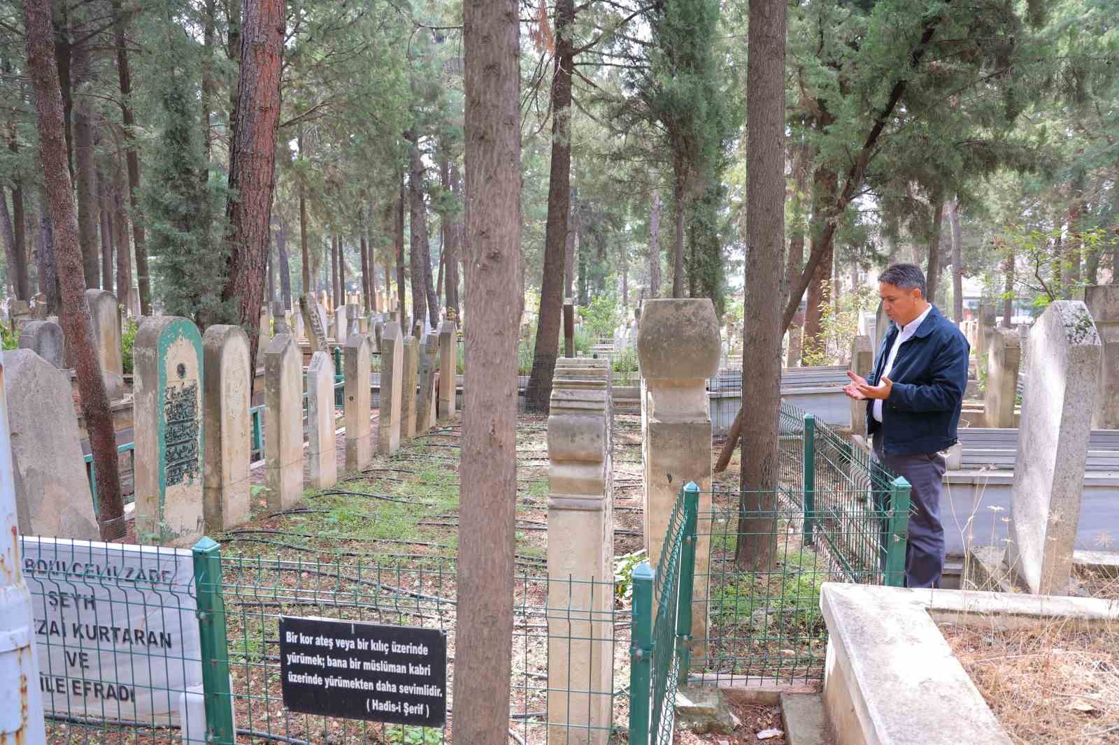 MARAŞ MİLLİ MÜCADELE DÖNEMİ KAHRAMANLARINDAN ŞEYH ALİ SEZAİ EFENDİNİN ARAPÇA MEZAR TAŞI NEDENİYLE CEZAEVİNE ATILDIĞI YÖNÜNDEKİ İDDİALAR İLE İLGİLİ KAHRAMANMARAŞLI TARİHÇİ-YAZAR MEHMET IŞIK OLAYIN PERDE ARKASININ FARKLI OLDUĞUNU SÖYLEDİ.